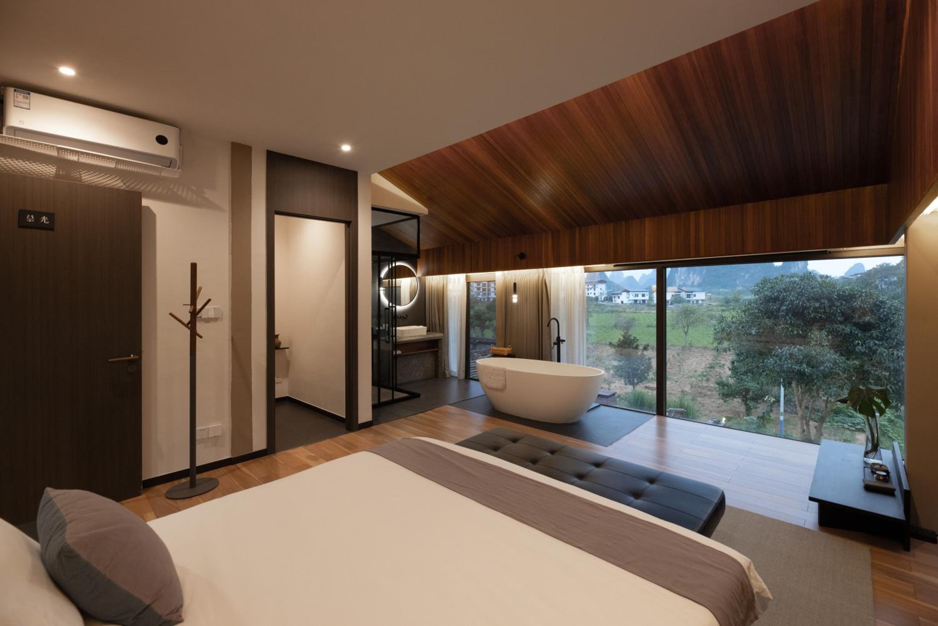Deluxe Double Room with Bath photo 3