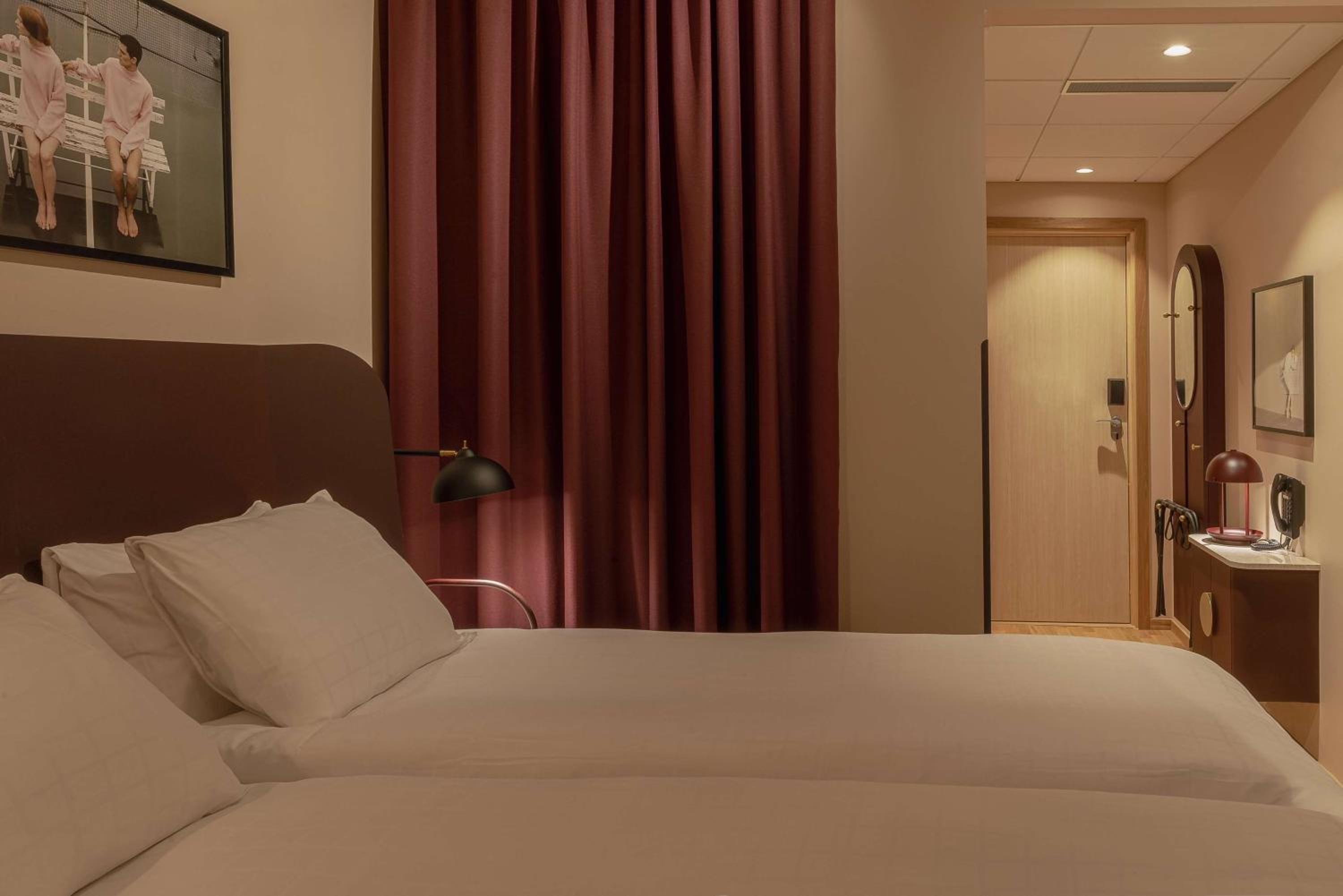 Queen Room without Windows - Photo 6