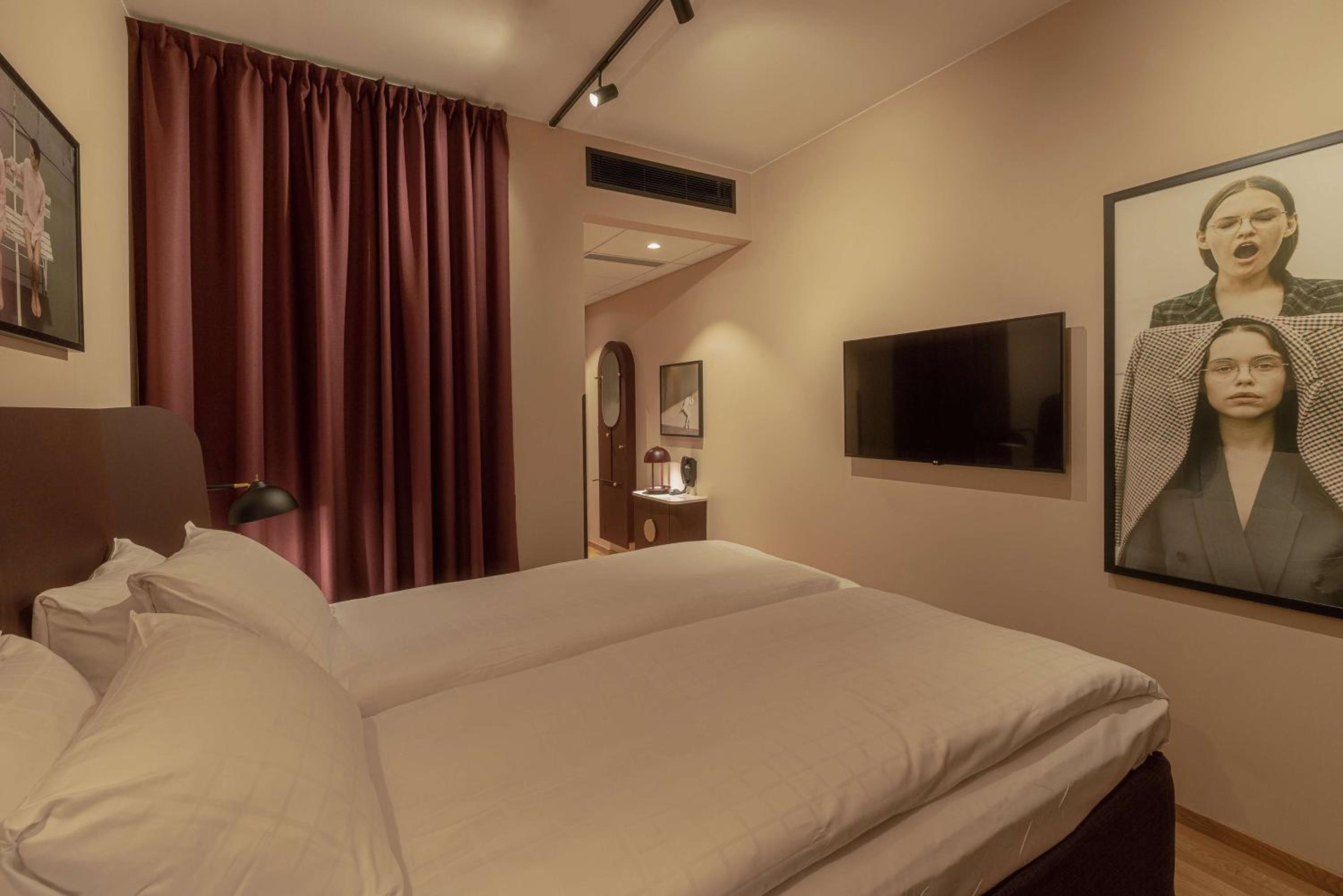 Queen Room without Windows - Photo 2