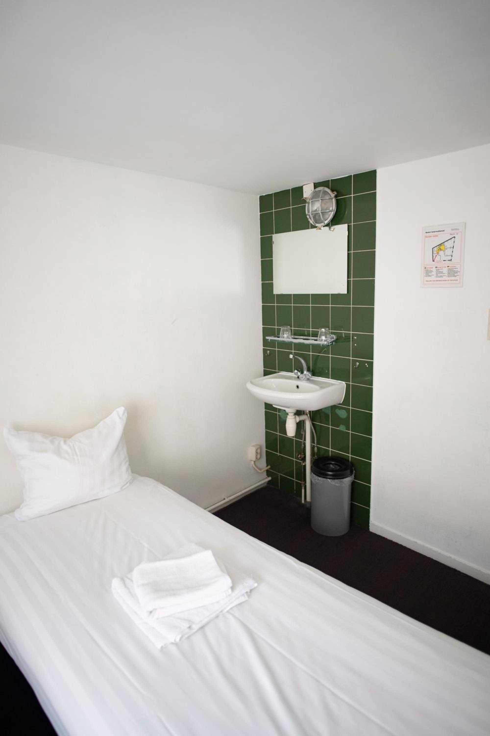 Twin Room with Shared Bathroom photo 3