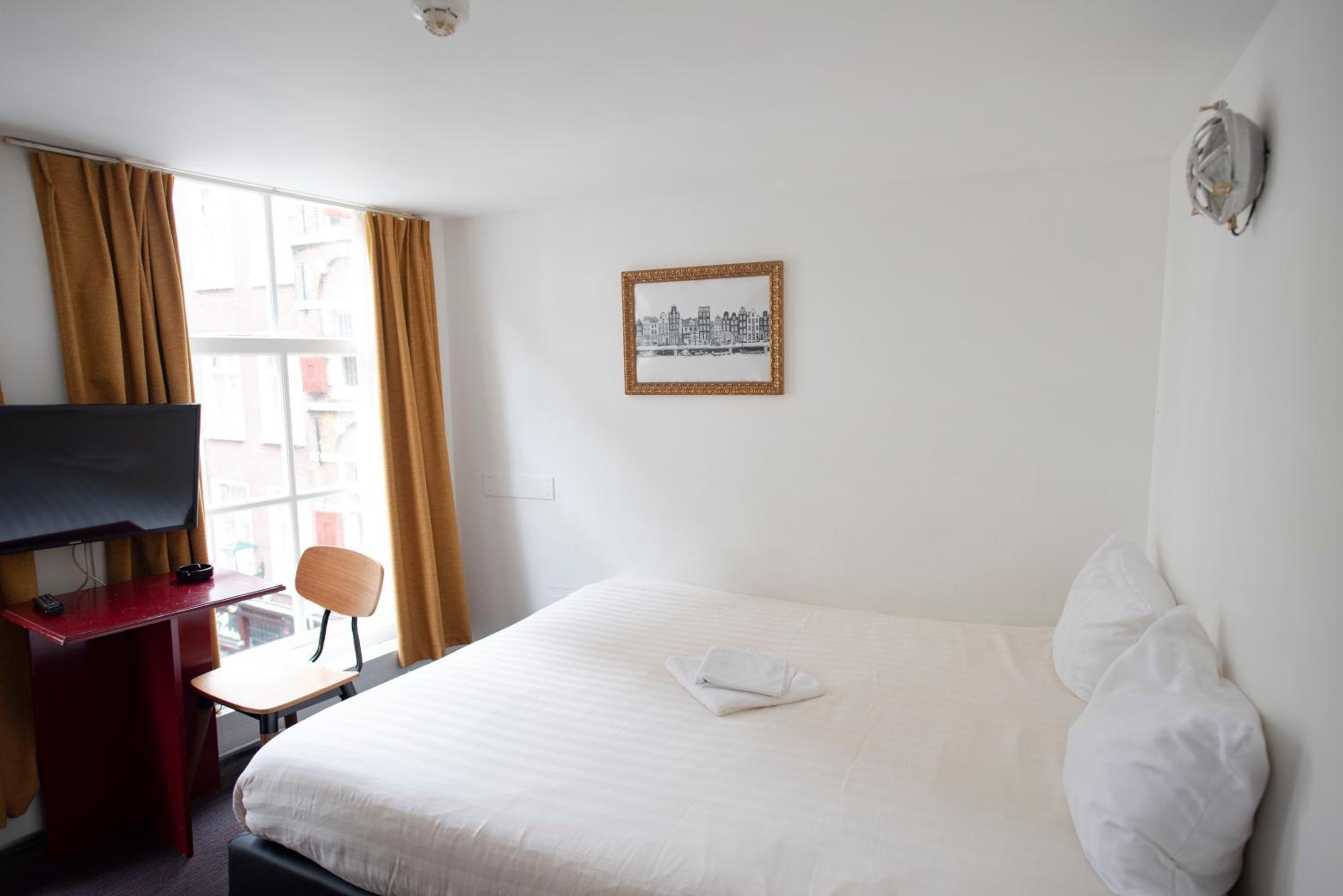 Double Room with Shared Bathroom photo 2