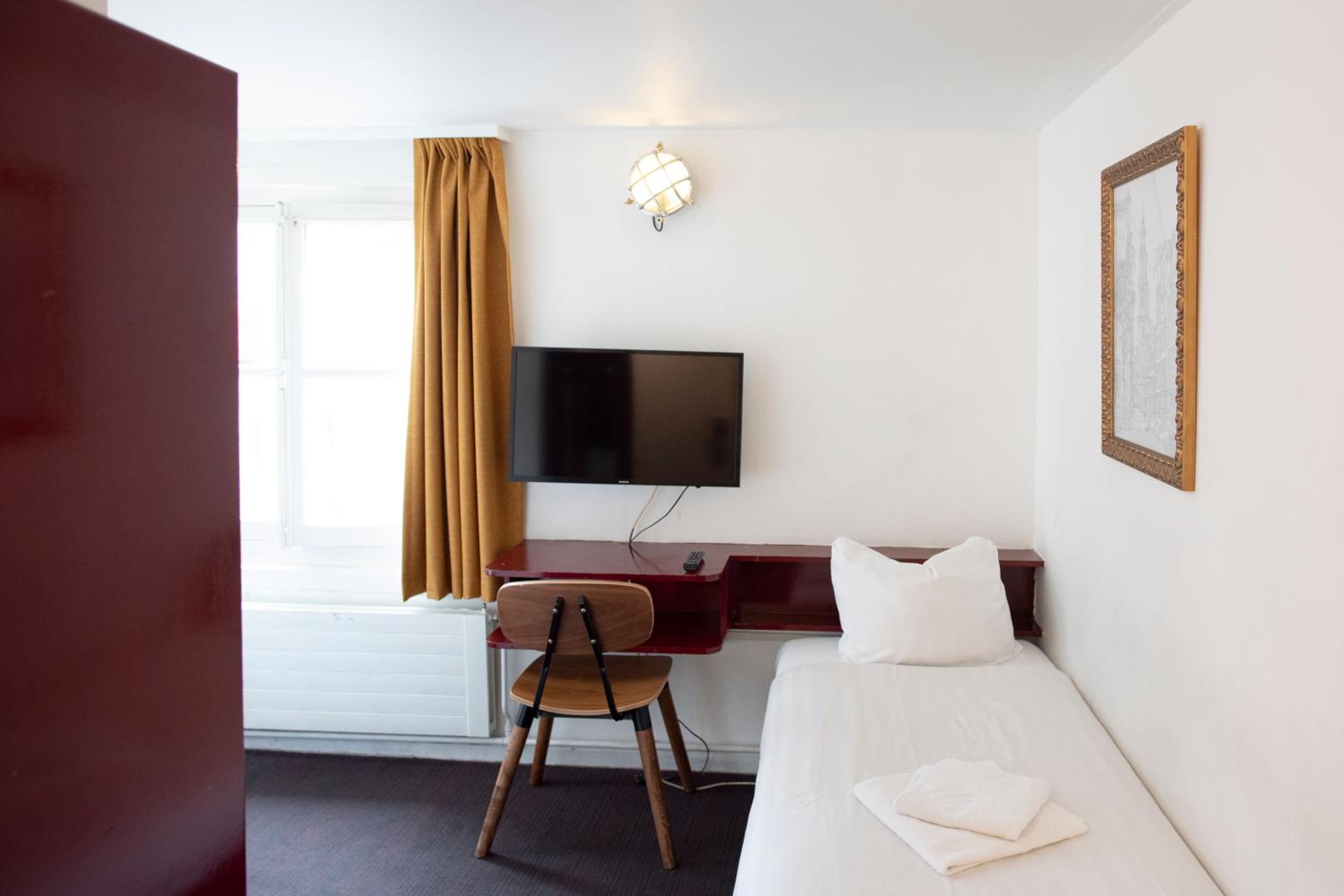 Triple Room with Shared Bathroom photo 2