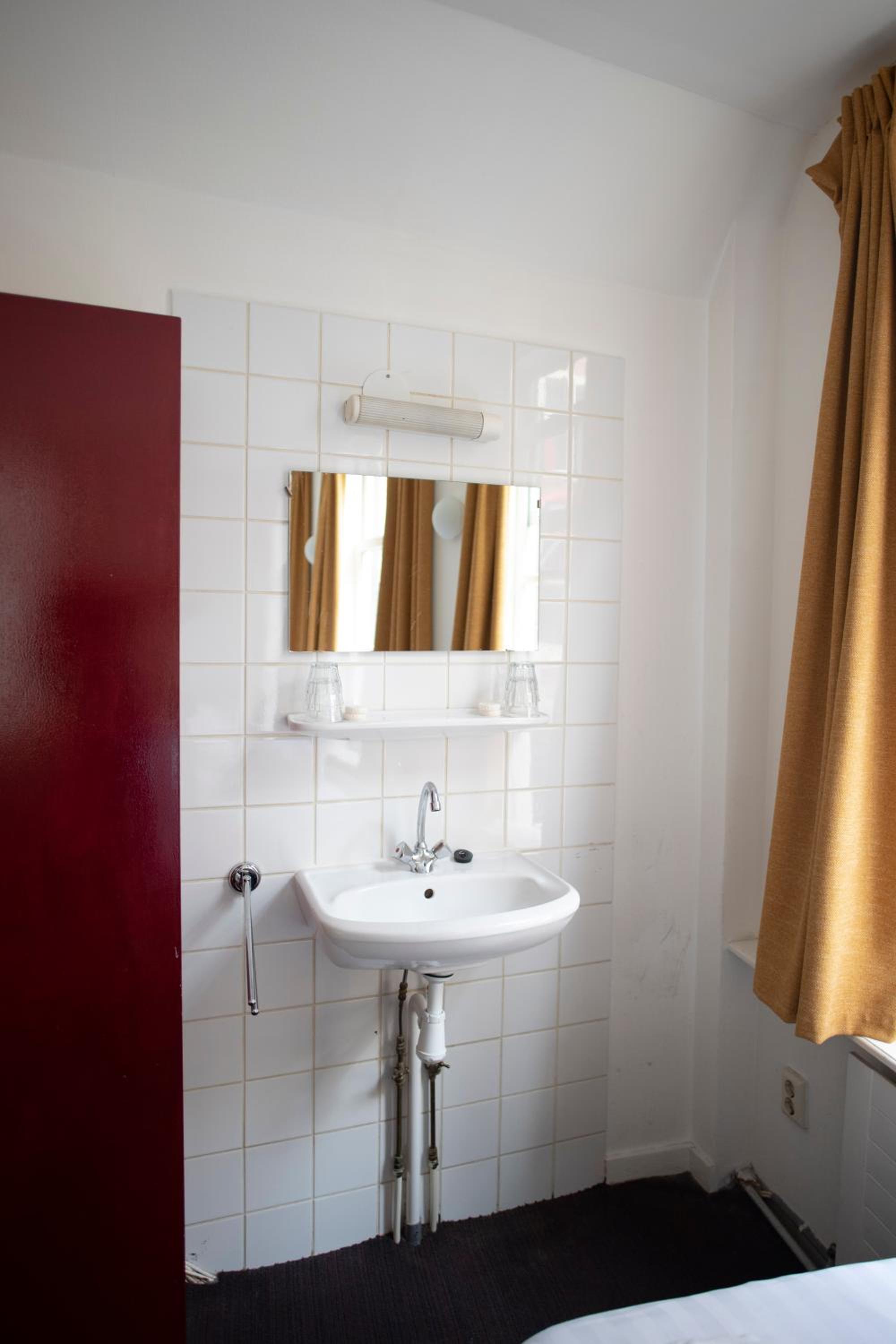 Quadruple Room with Shared Bathroom photo 2