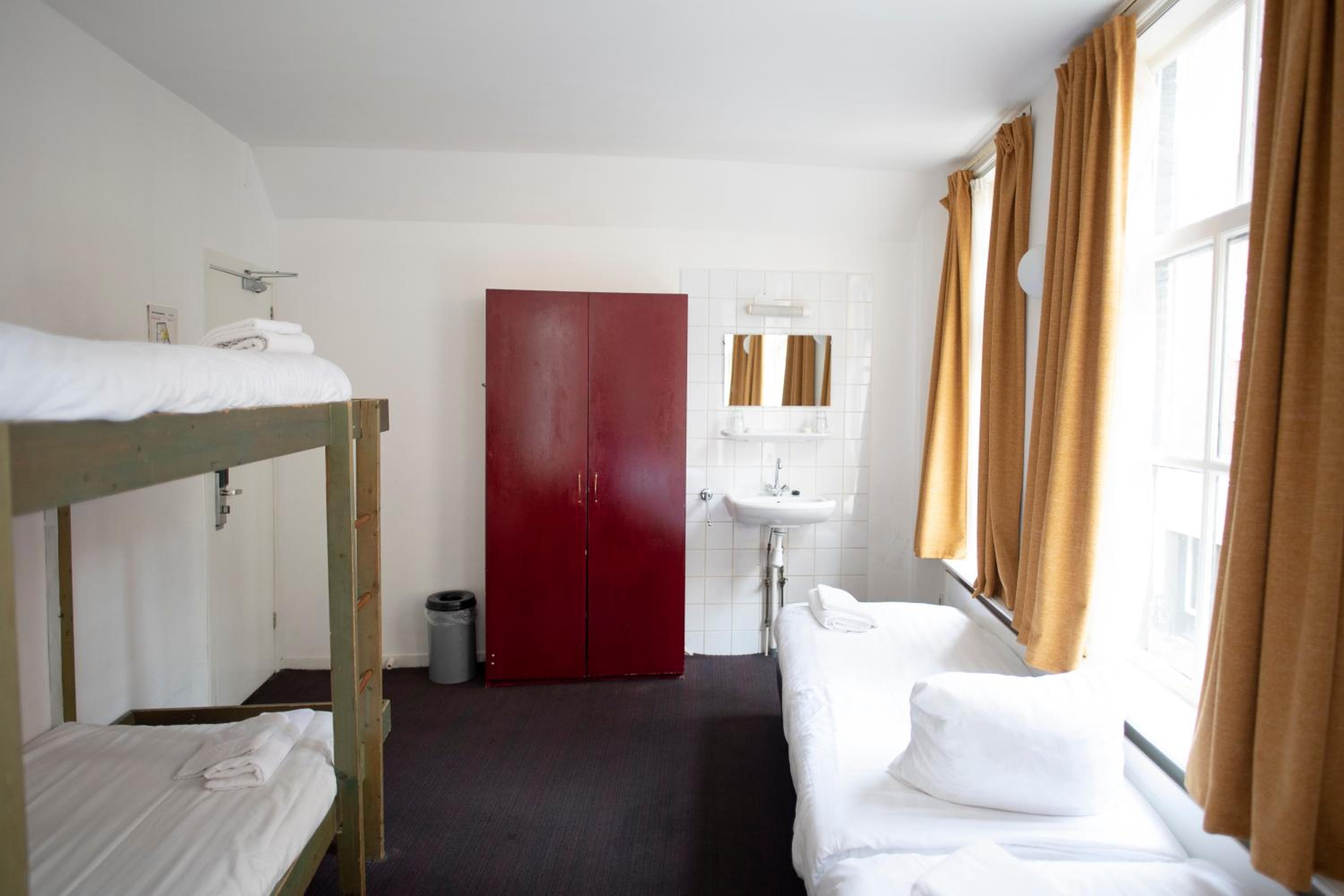 Quadruple Room with Shared Bathroom photo 3