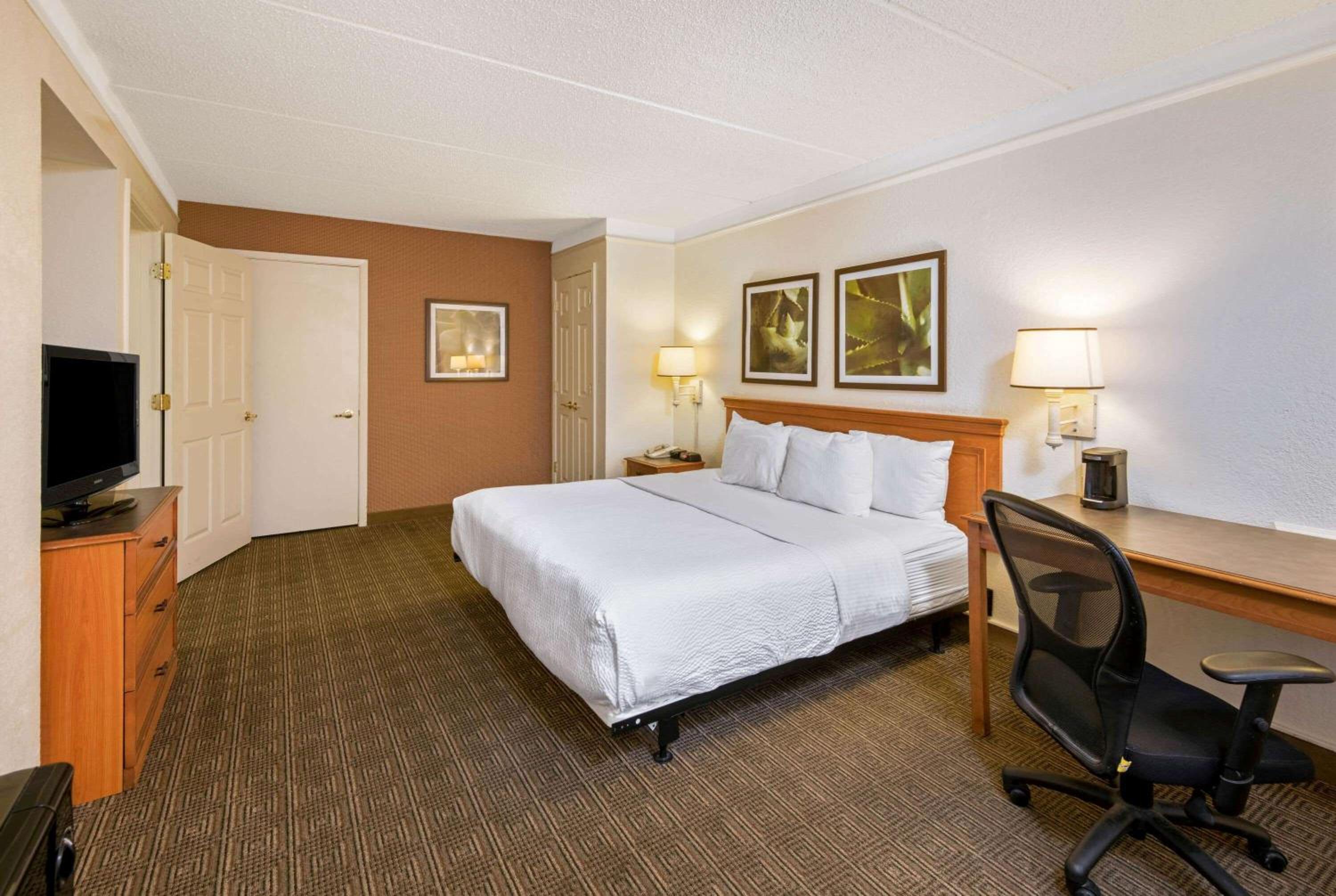 King Room with Bath Tub - Mobility/Hearing Accessible - Non-Smoking - Photo 1