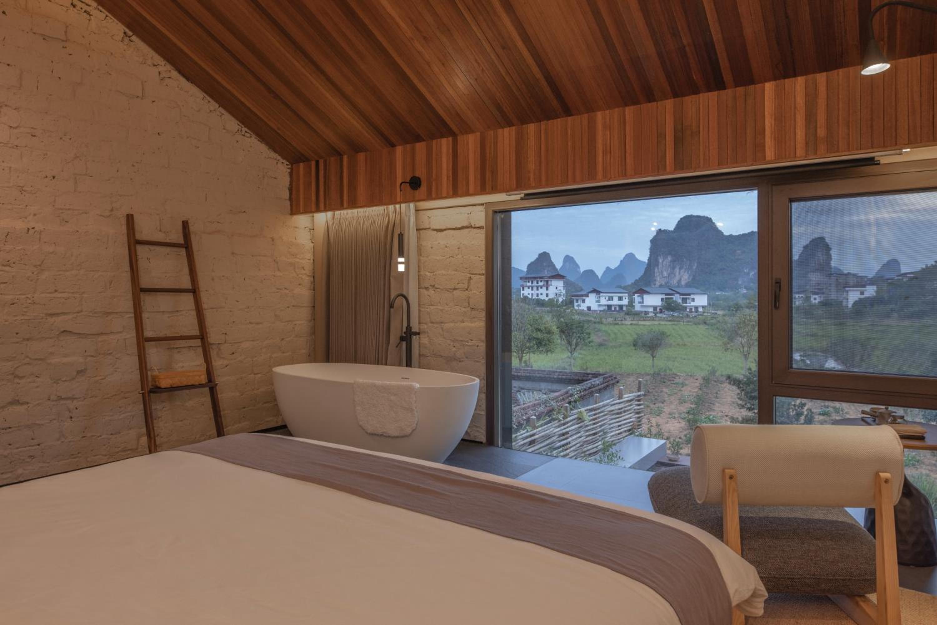 Deluxe Double Room (2 Adults + 1 Child) photo 1