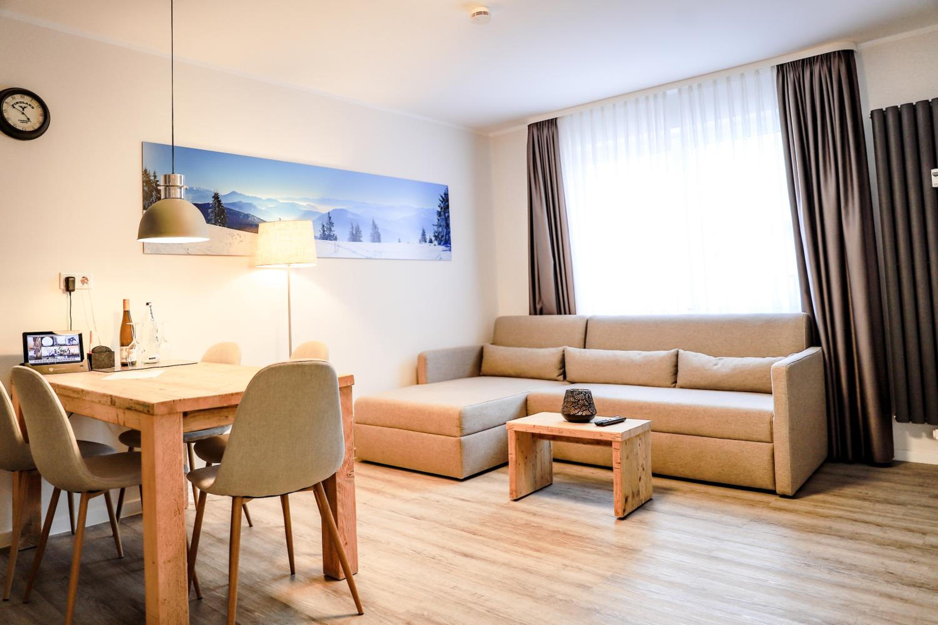 Apartment with Mountain View