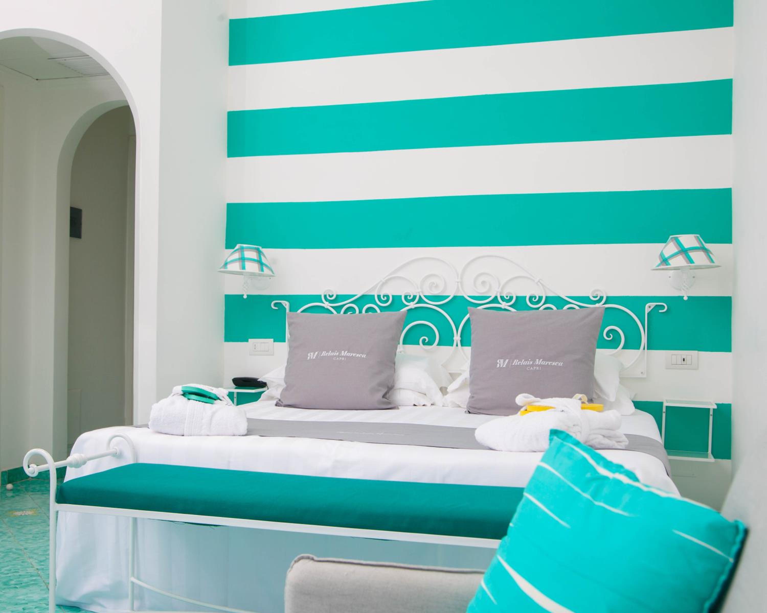 Deluxe Double Room with Sea View - Photo 12