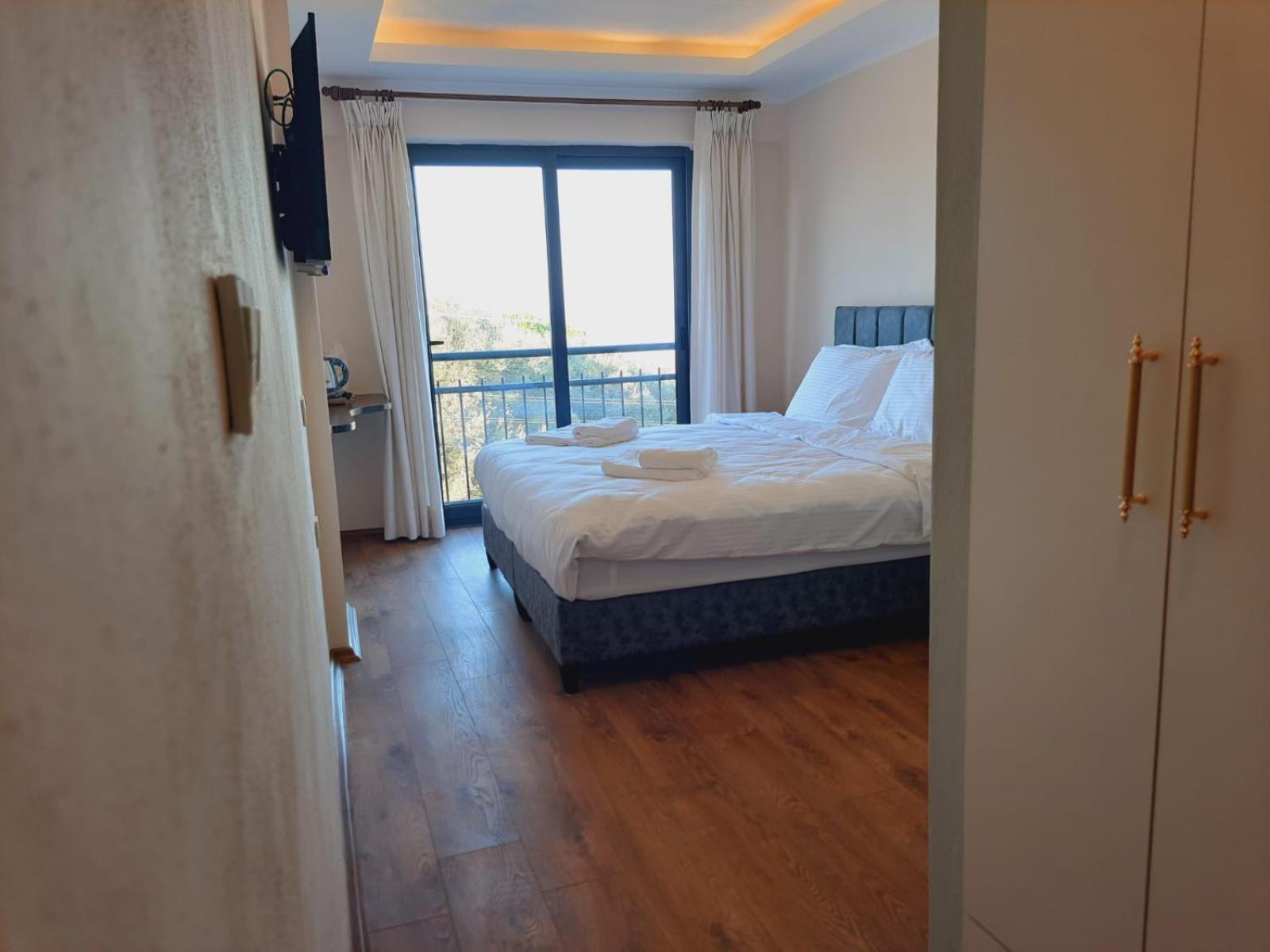 Family Room with Balcony photo 2