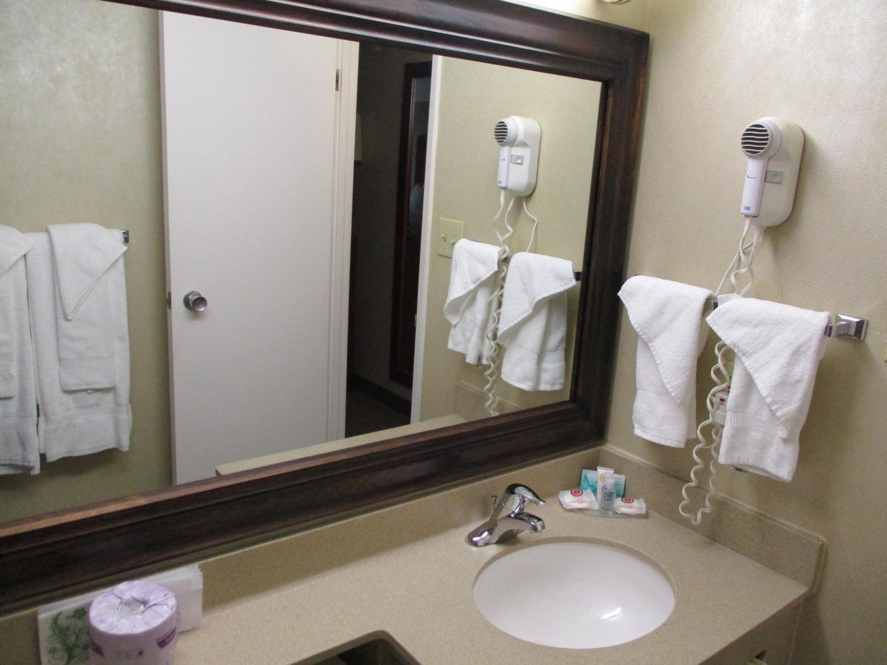 Queen Room with Two Queen Beds - Ground Floor/Non-Smoking - Photo 5