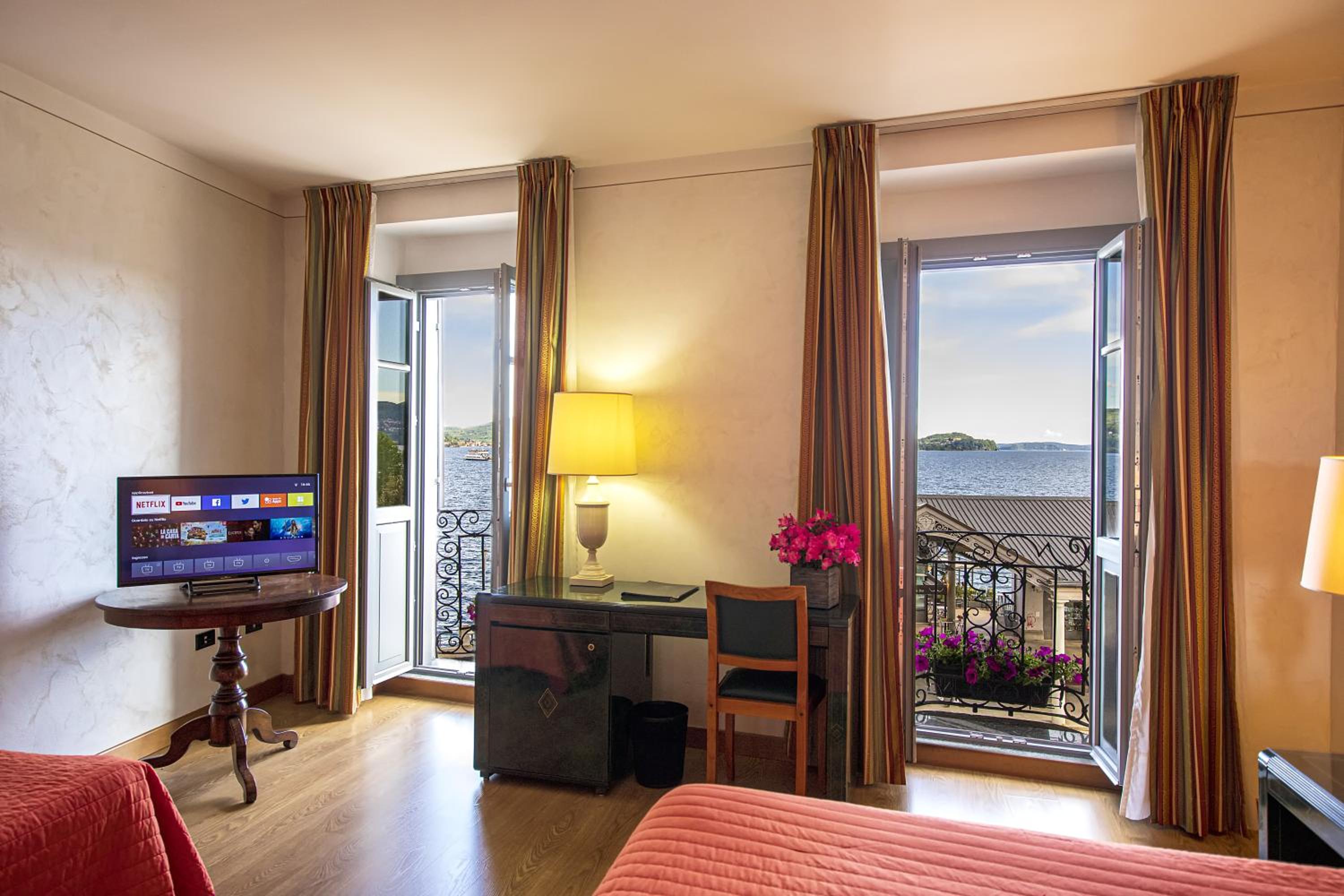 Double or Twin Room with Lake View - Photo 1