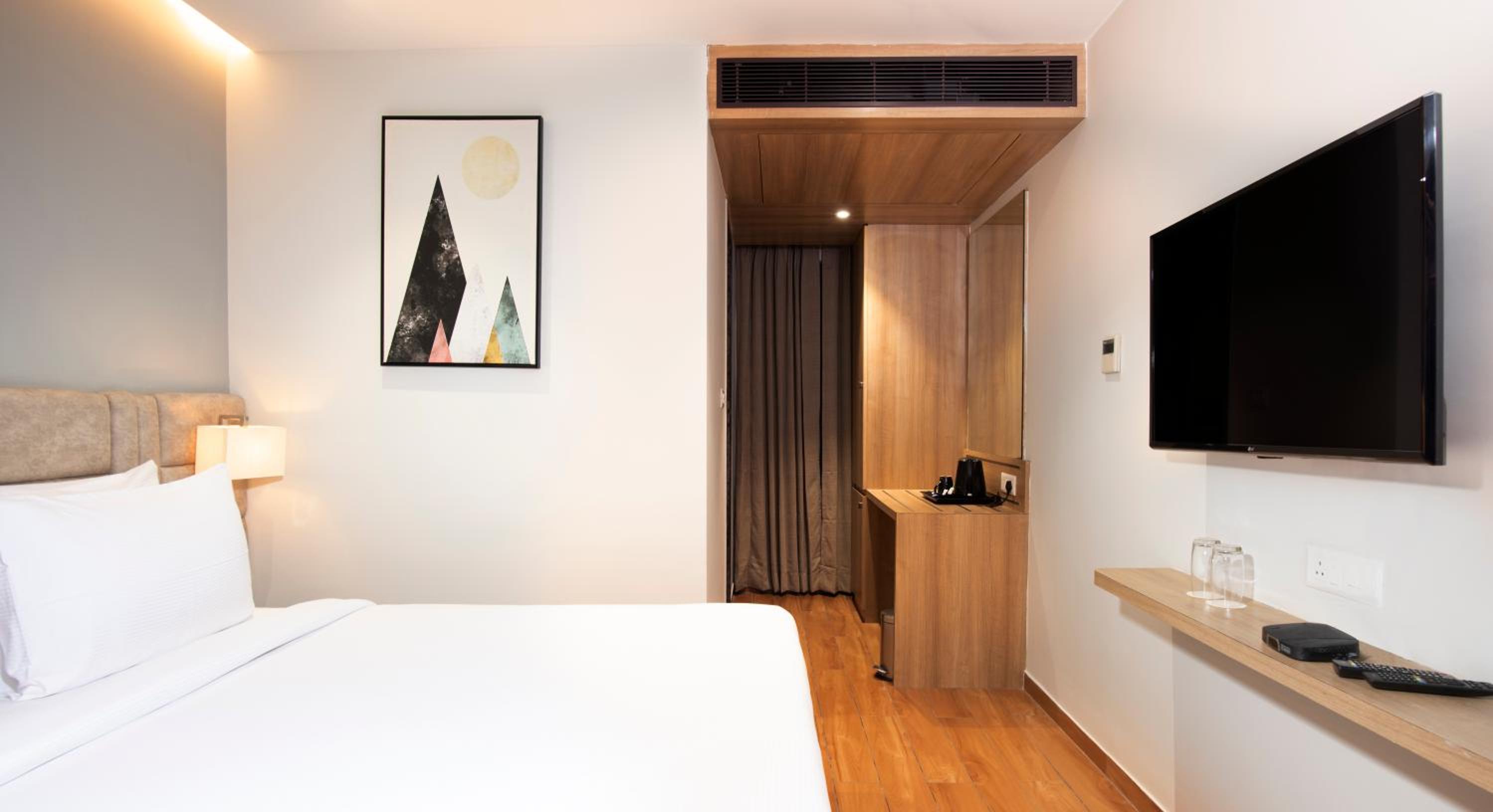 Deluxe King Room - Photo 1
