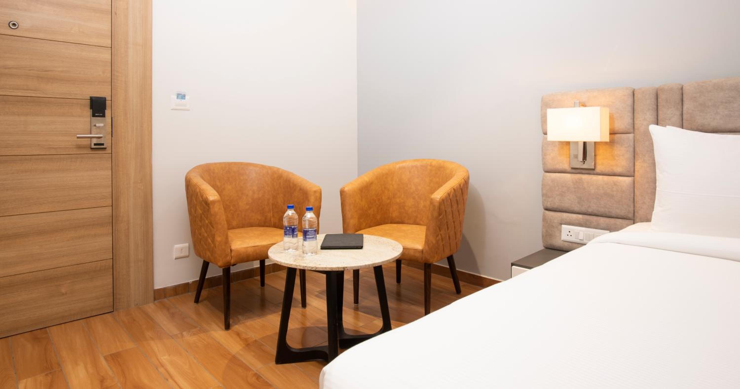 Deluxe King Room - Photo 4