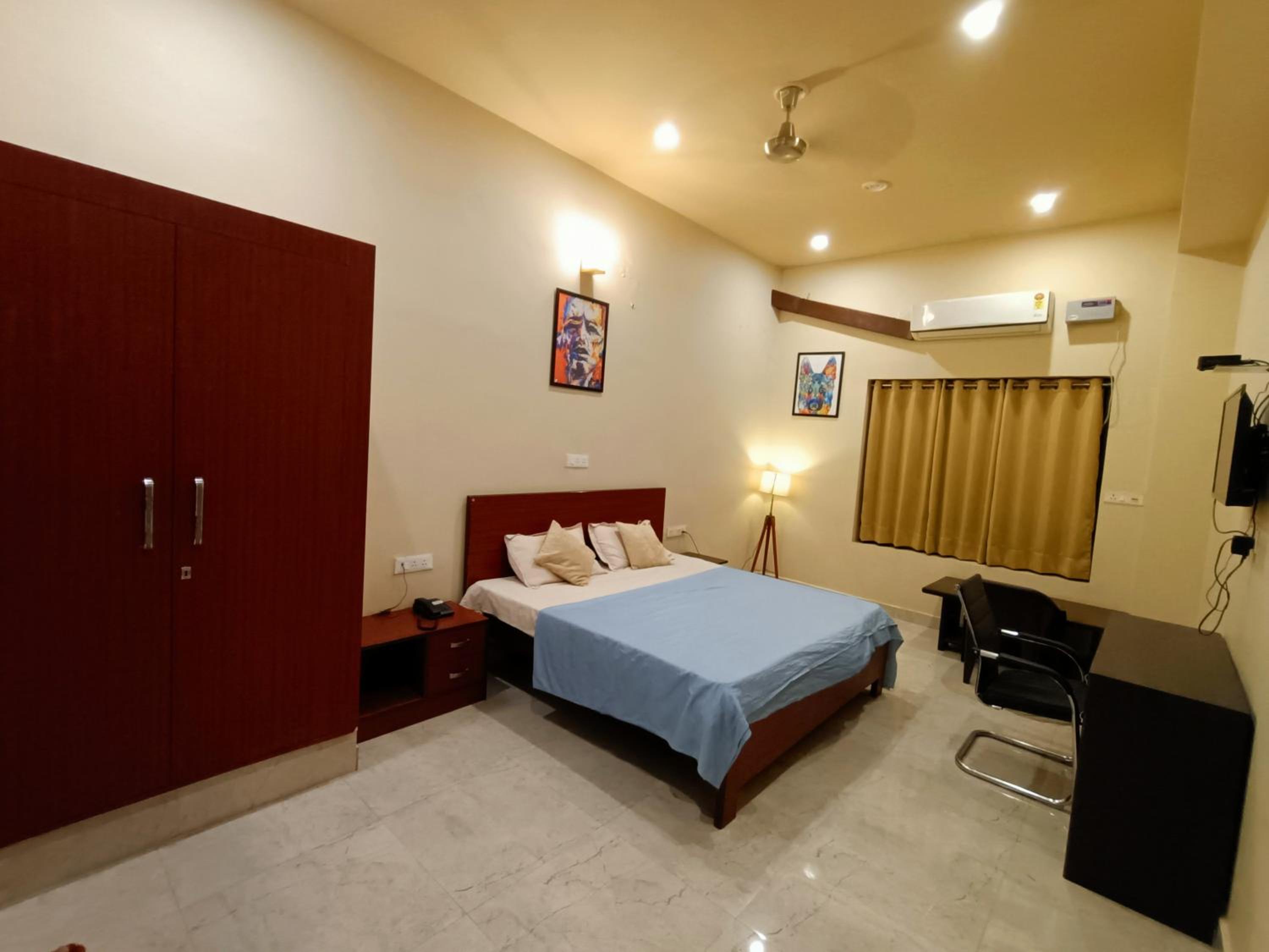 Deluxe Double Room (2 Adults + 1 Child) - Photo 2