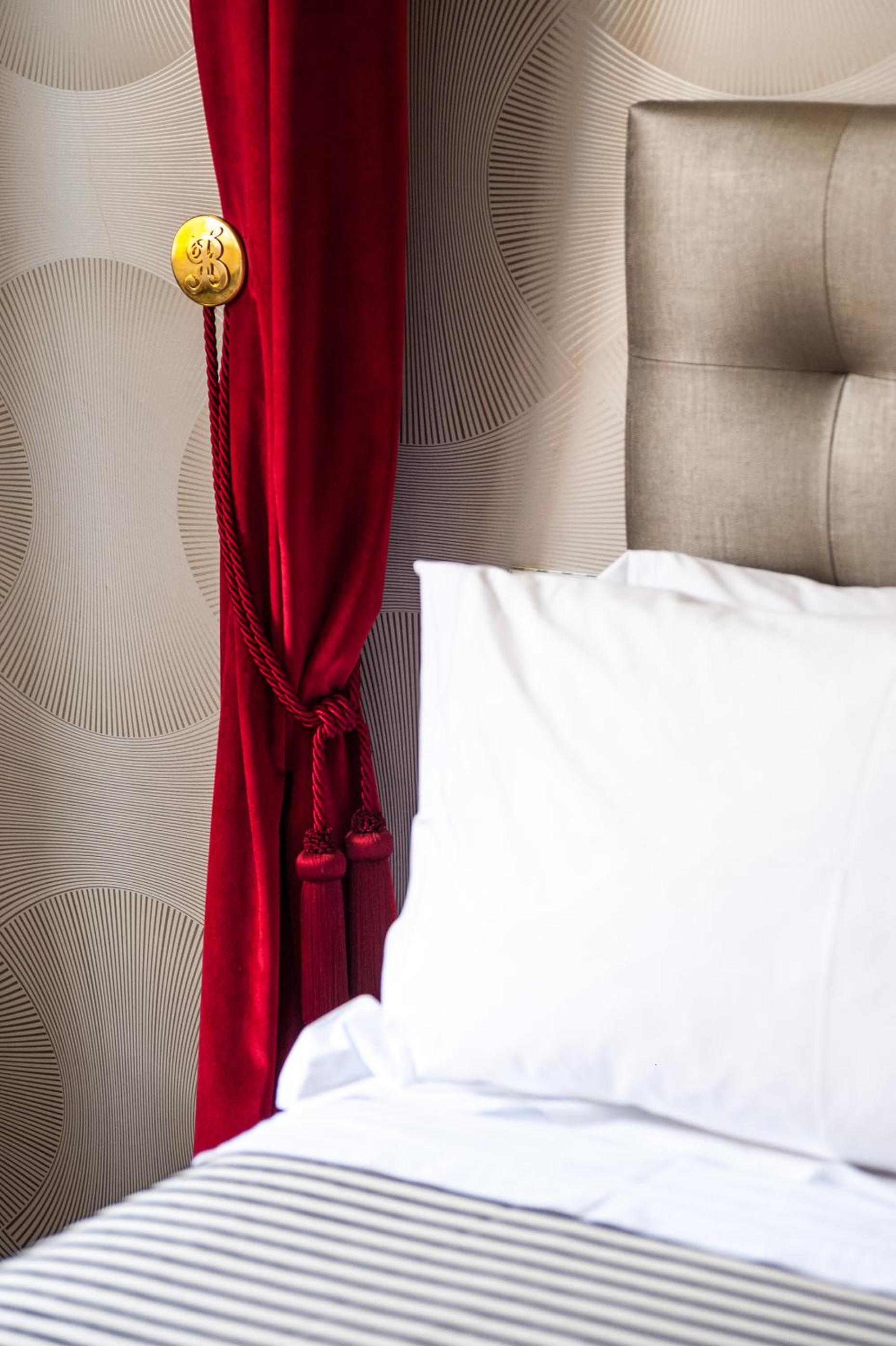 Superior King Room - Photo 13