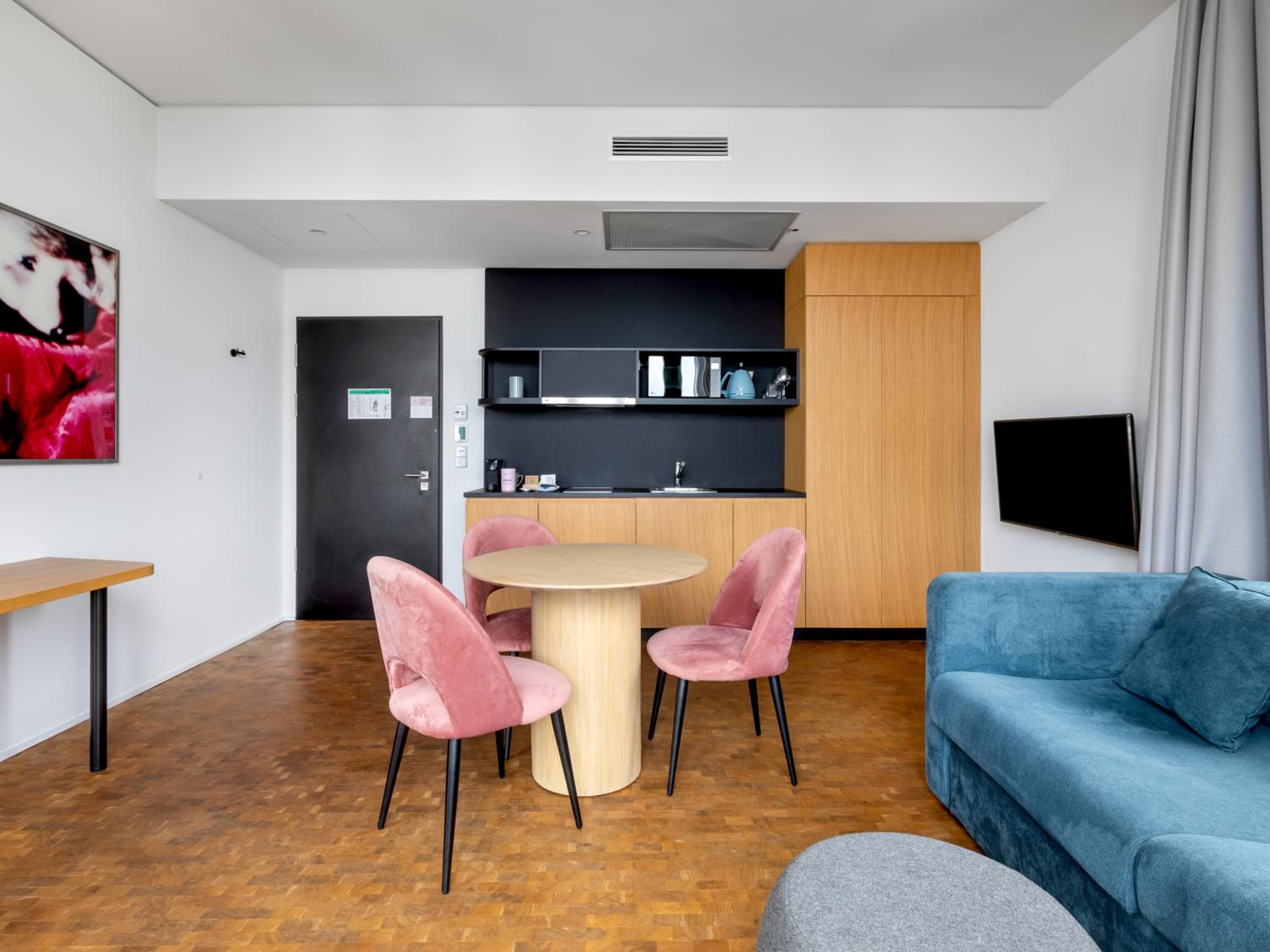 Extra Large Studio with Kitchenette, Balcony and Sofa Bed photo 2
