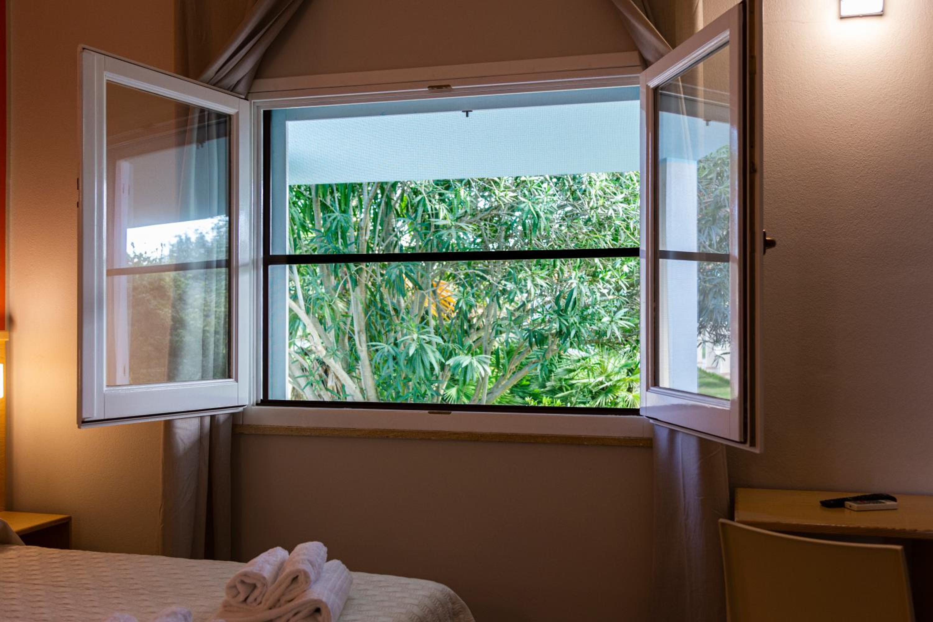 Quadruple Room with Garden View - Photo 4