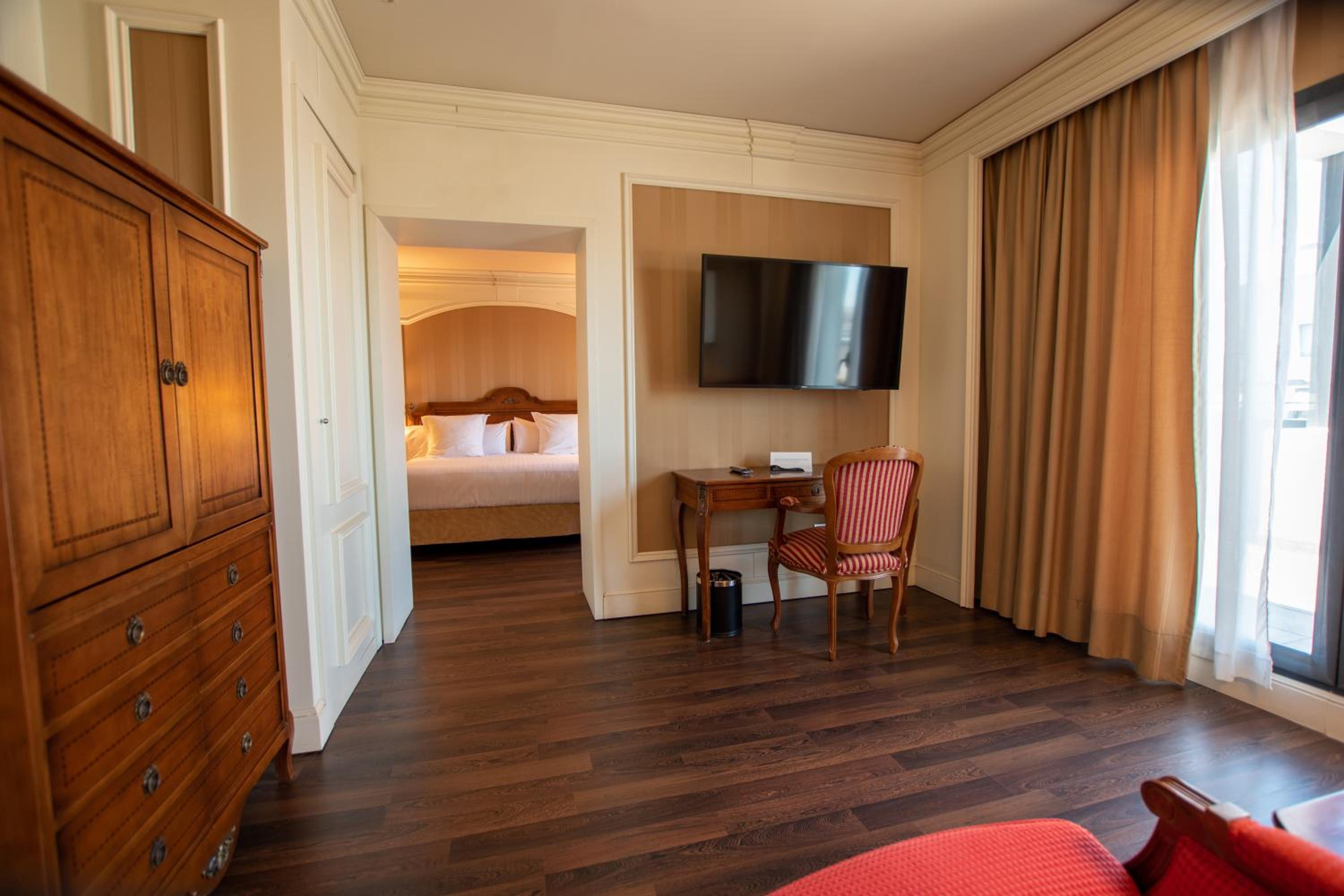 Deluxe Junior Suite thumbnail 5