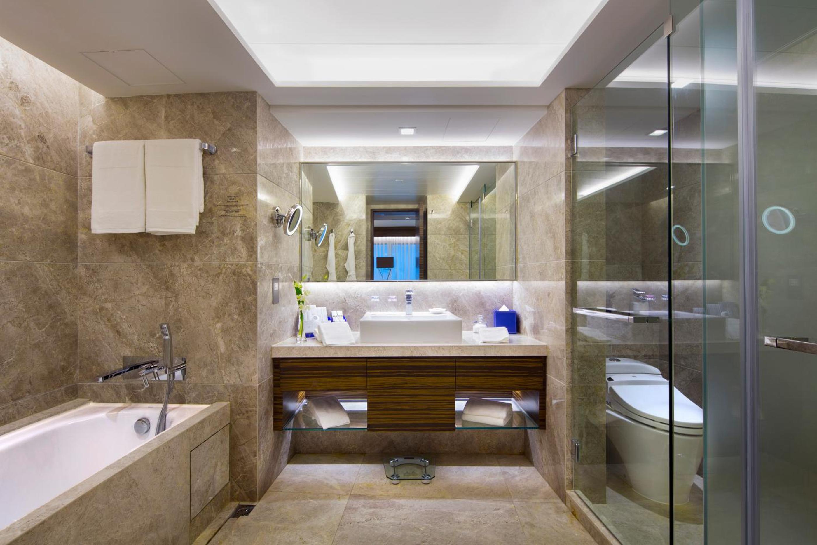 Harbor View Suite with Executive Lounge Access thumbnail 6