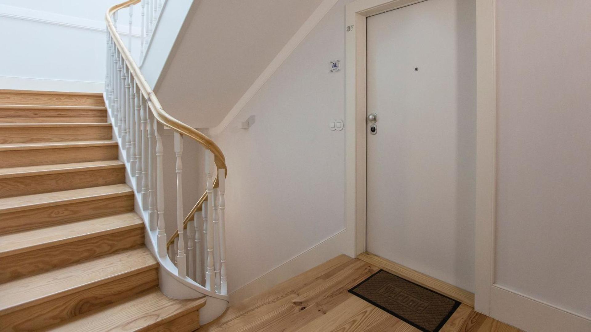 One-Bedroom Apartment - Photo 2
