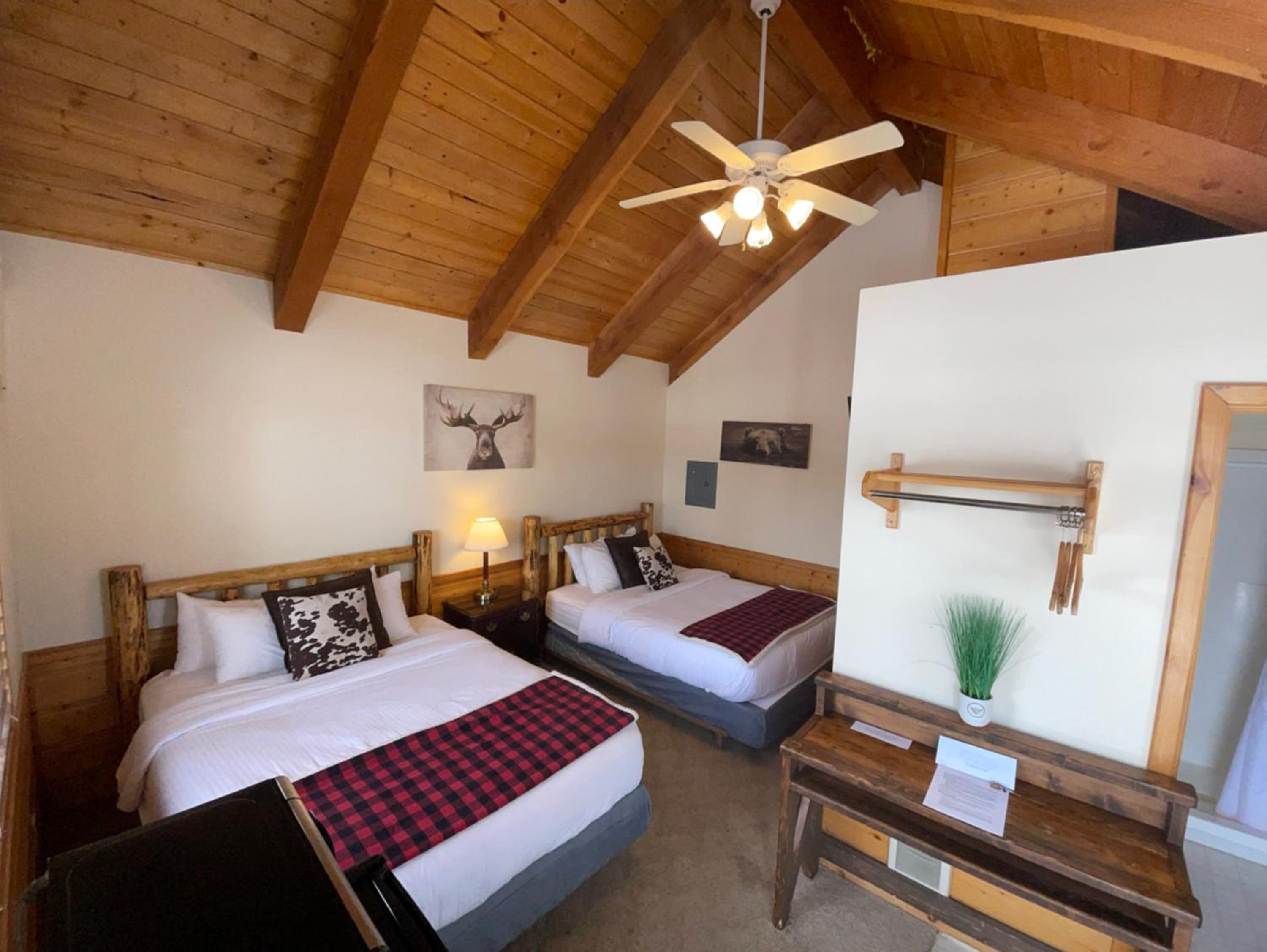 Private Small Cabin 2 Queen Beds photo 1
