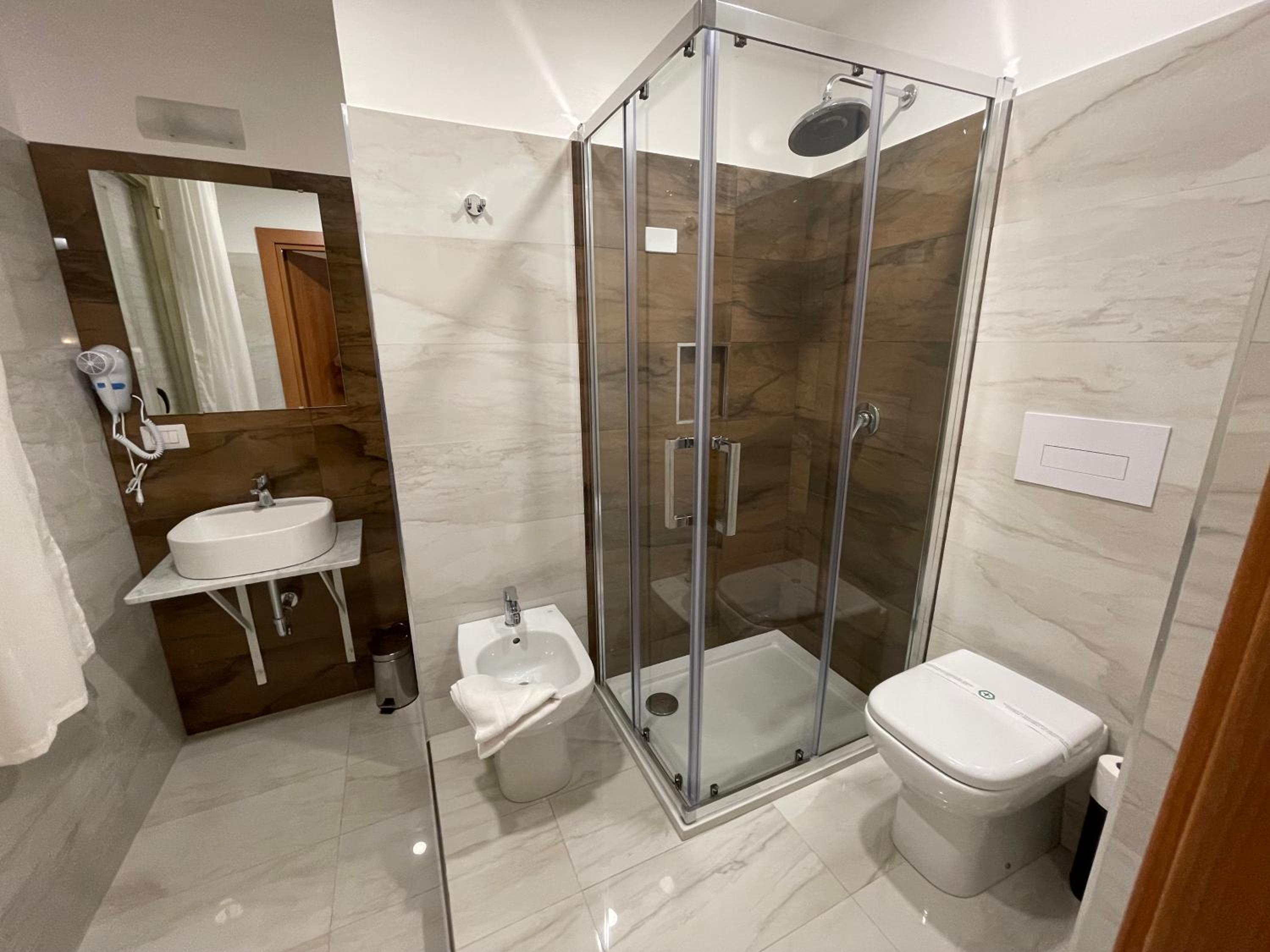 Budget Double Room - Photo 5
