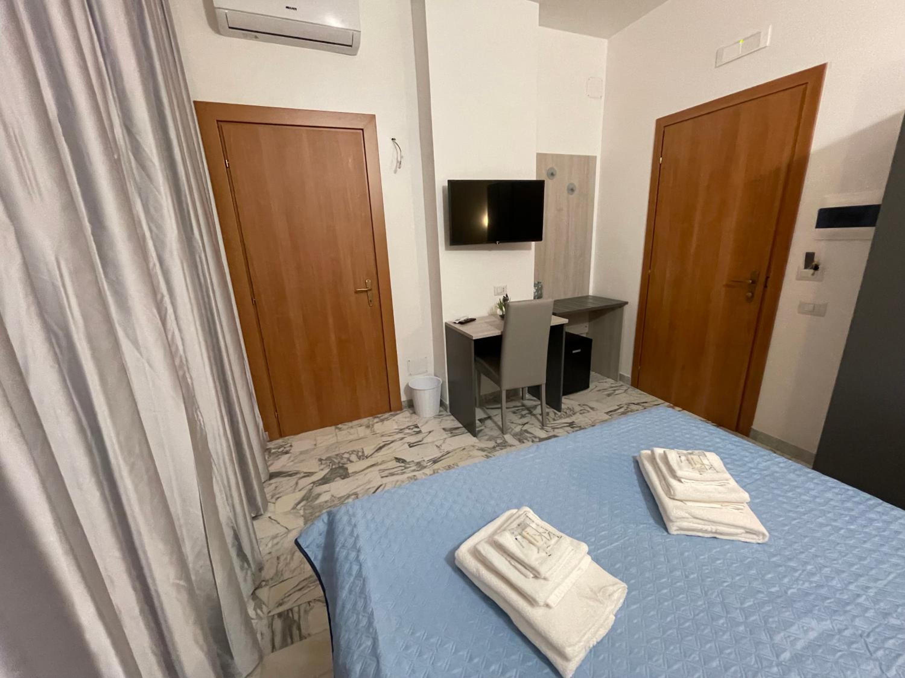 Budget Double Room - Photo 4