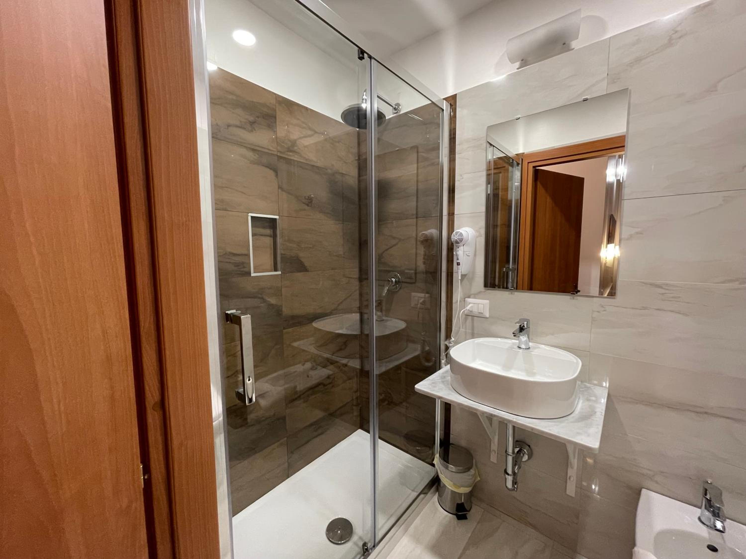 Double or Twin Room - Photo 11
