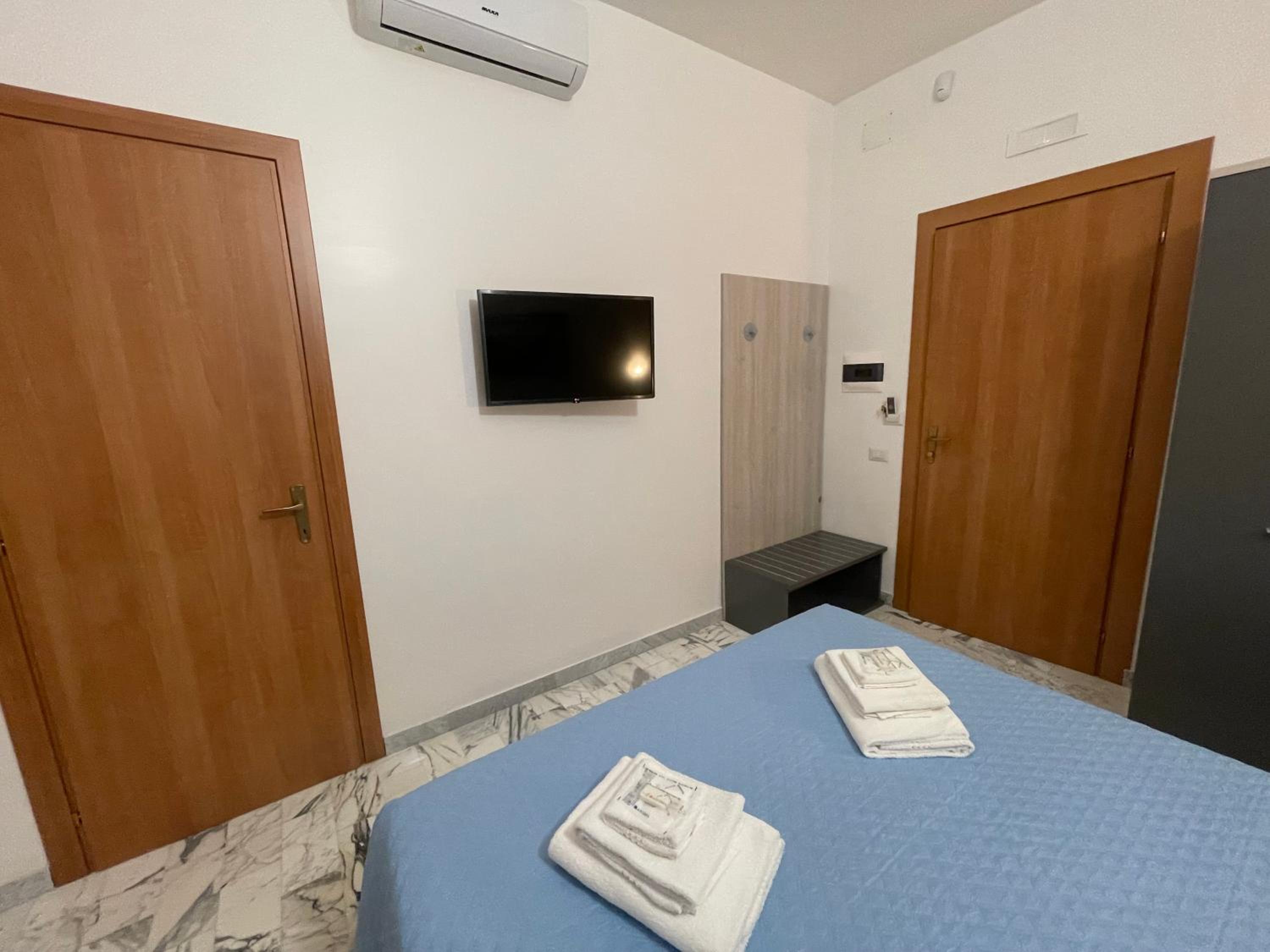 Standard Double Room - Photo 9