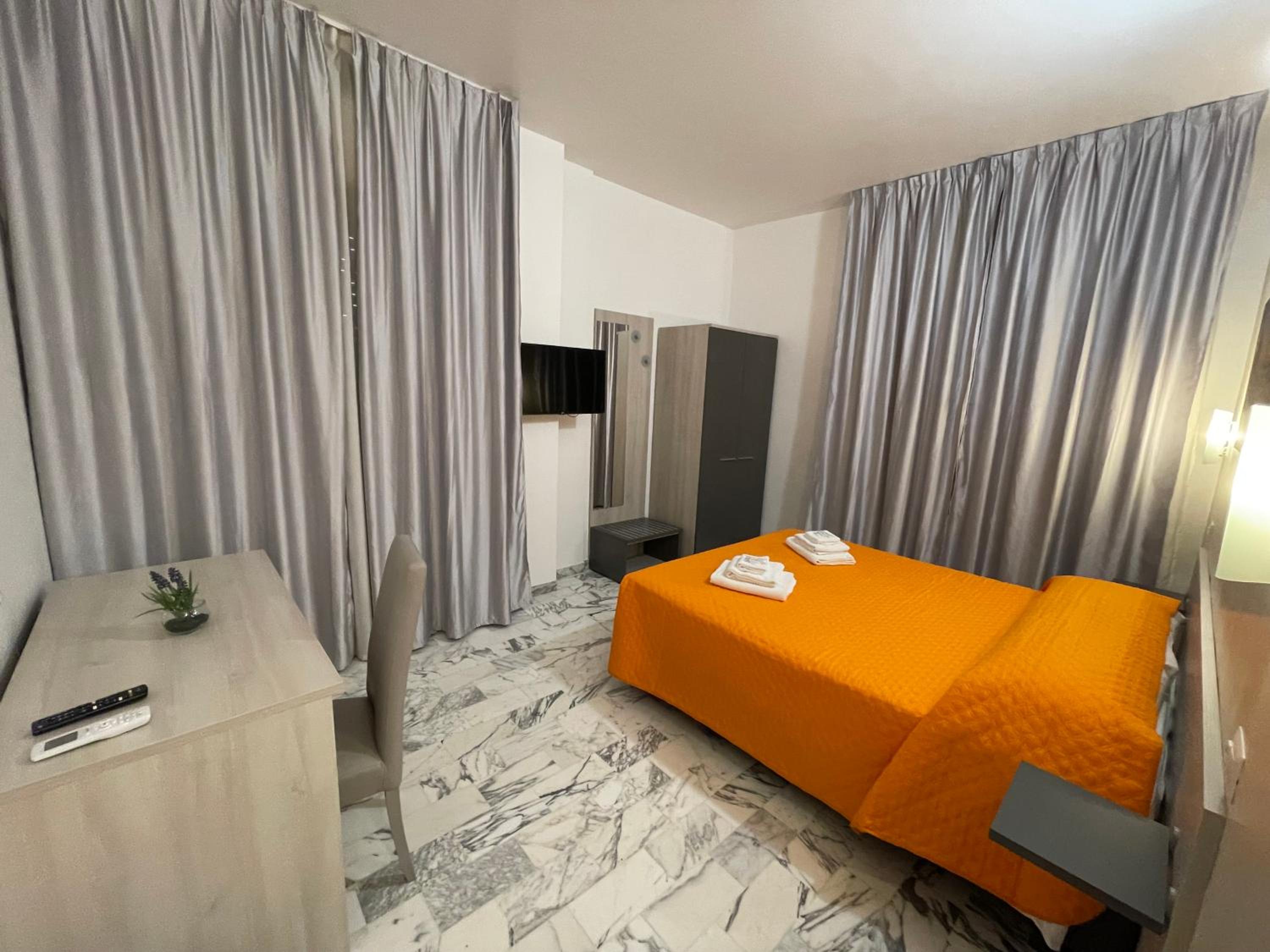 Double or Twin Room - Photo 9
