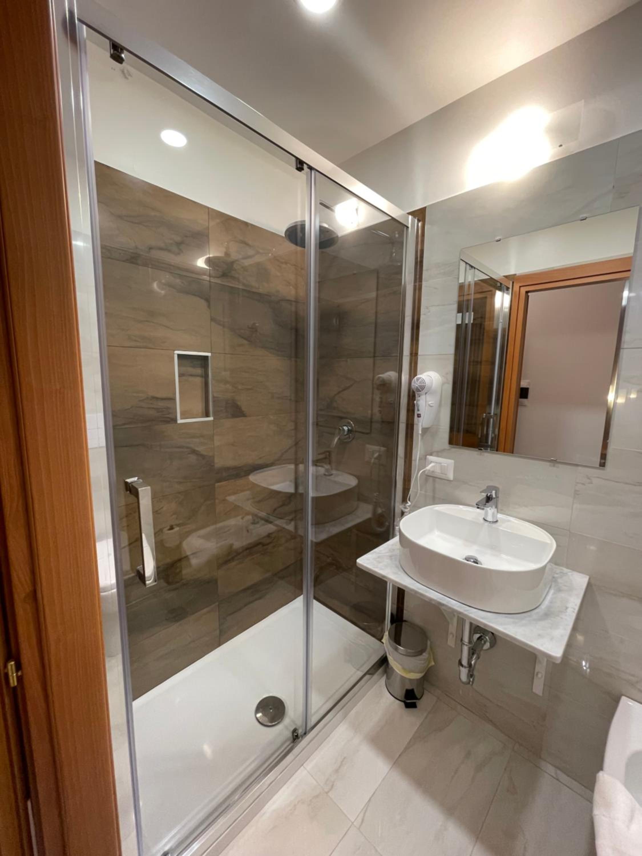 Double or Twin Room - Photo 5