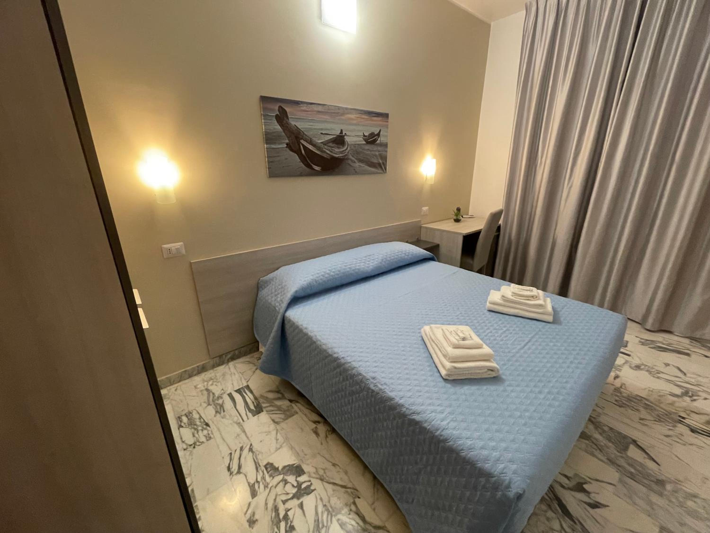 Standard Double Room - Photo 8