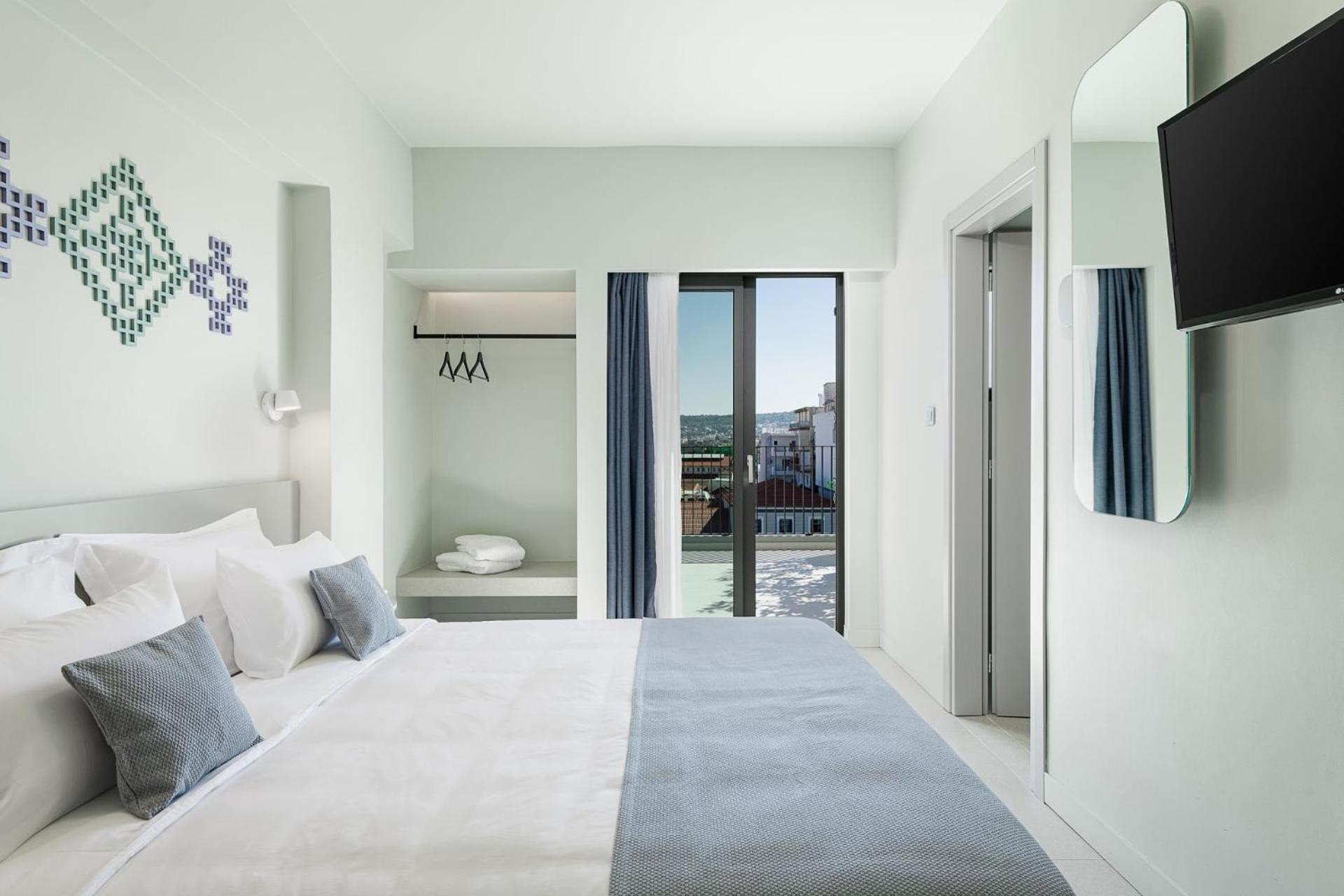 Superior Double with City View Upper Floor photo 3