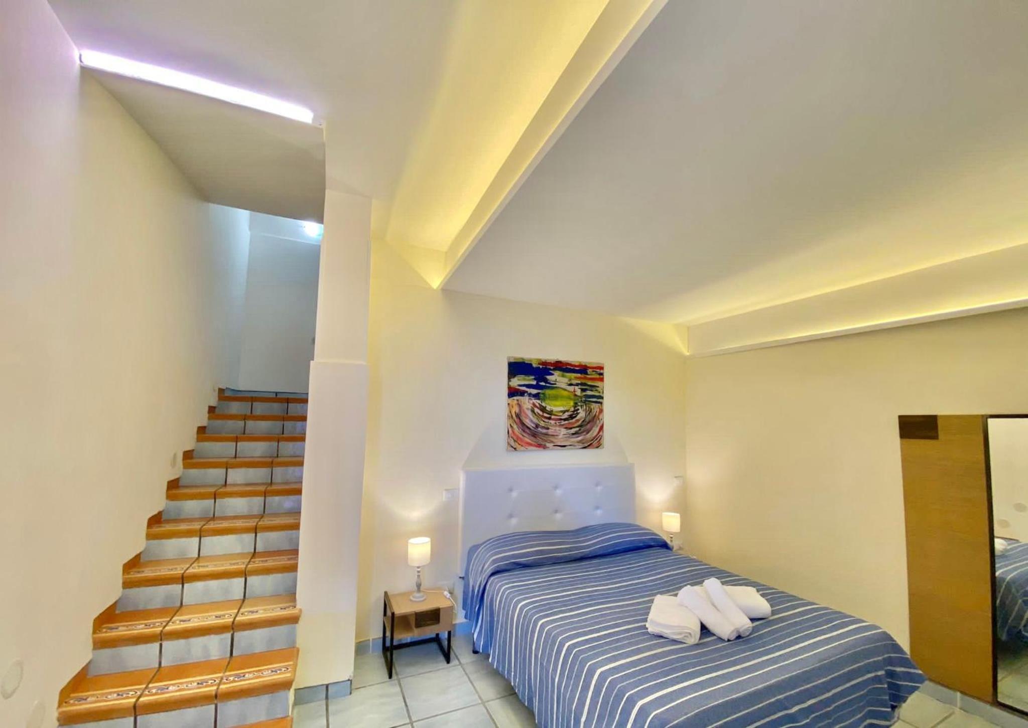 King Suite with Balcony - Photo 18