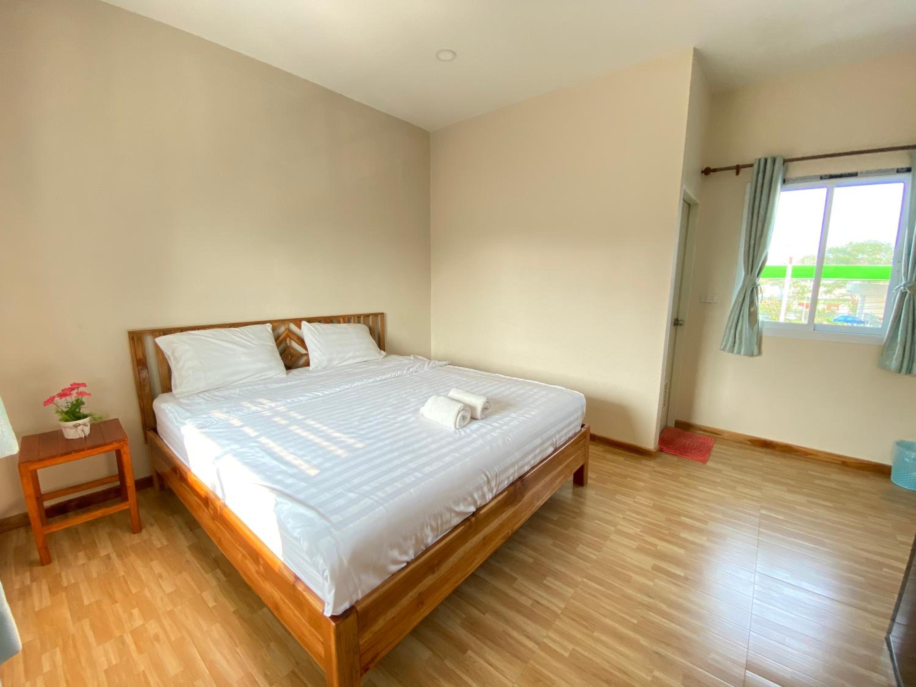Double Room with Private Bathroom - Photo 4
