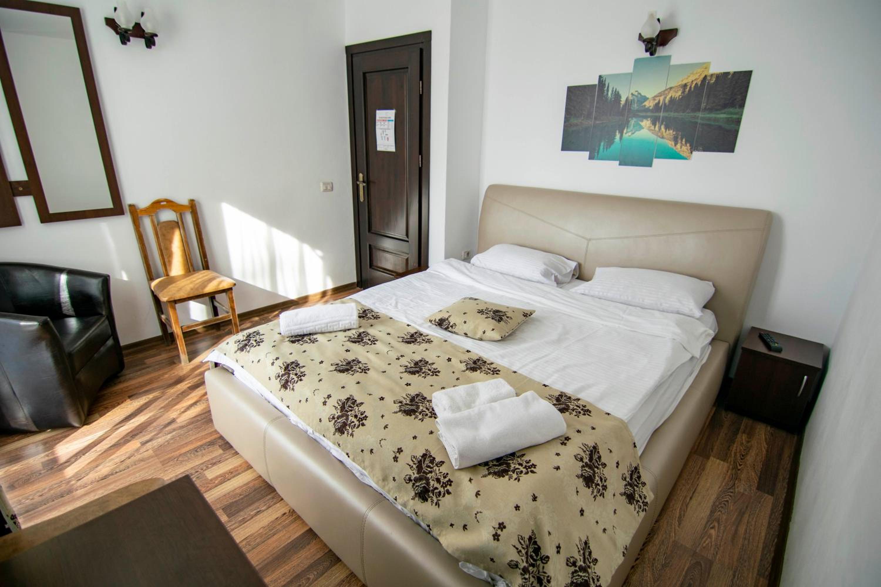 Double Room with Balcony - Photo 5