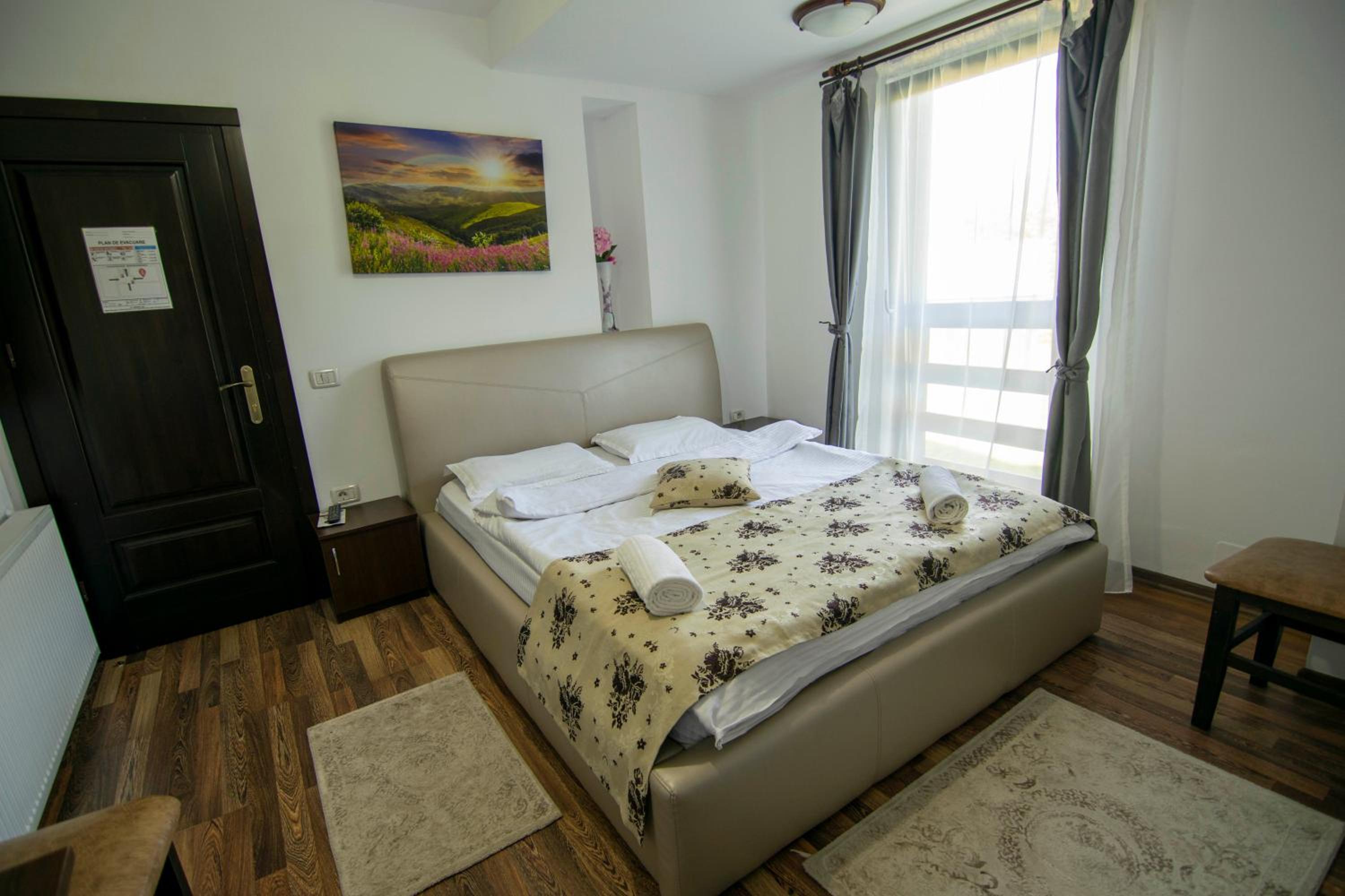 Double Room with Private Bathroom - Photo 1