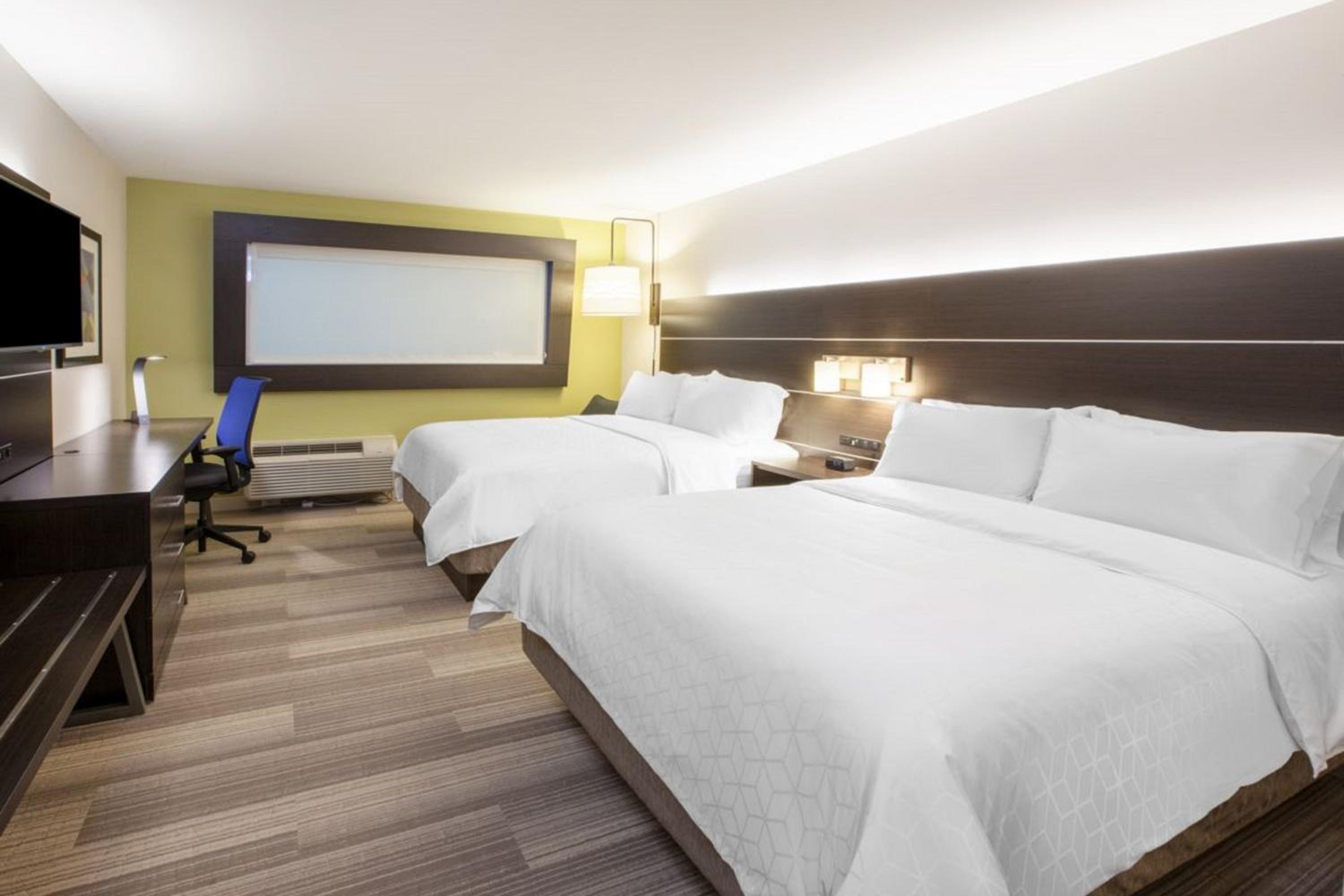 Standard Room with Two Queen Beds - Photo 10