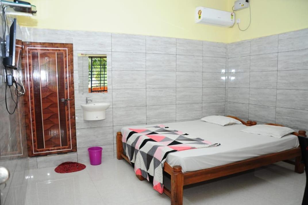Deluxe Double Room with Balcony - Photo 7