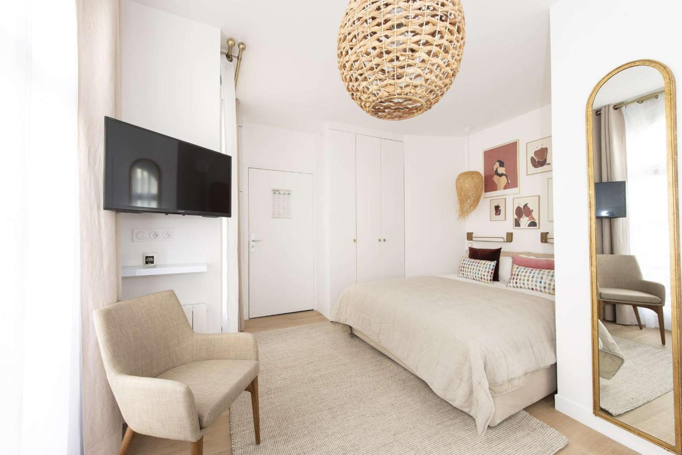 One-Bedroom Apartment photo 1