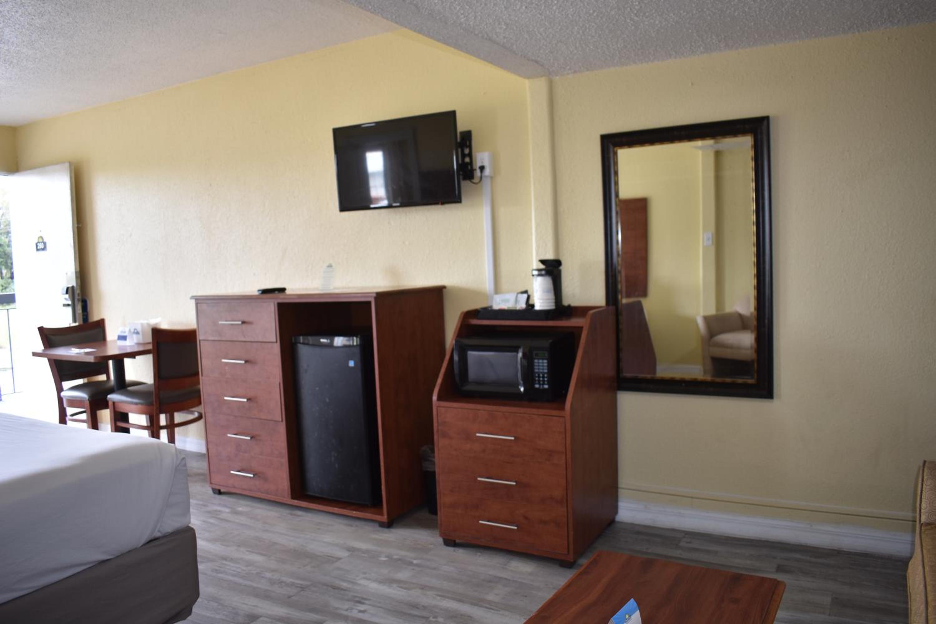 Two-Bedroom Suite - Non-Smoking - Photo 4