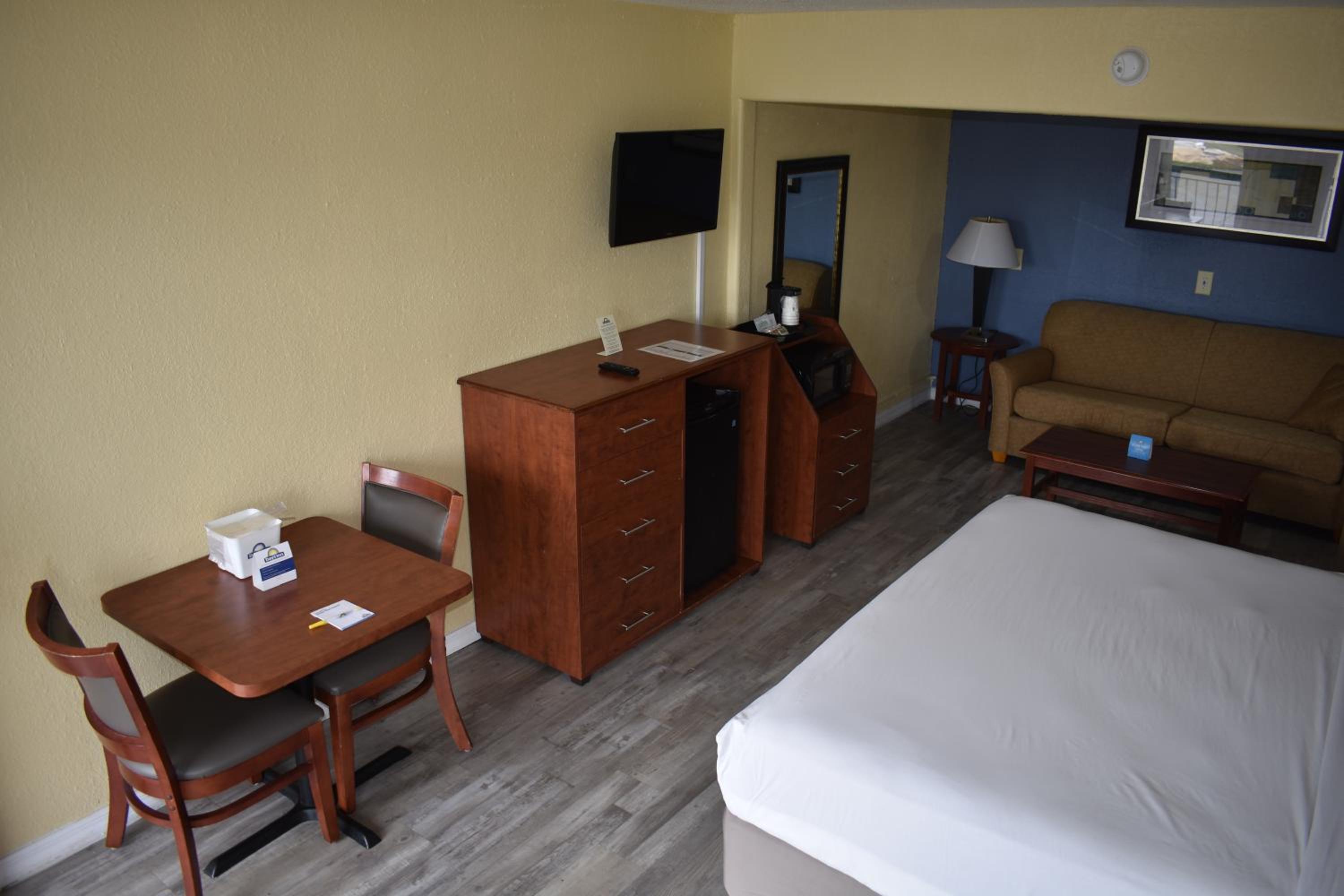 Two-Bedroom Suite - Non-Smoking - Photo 10