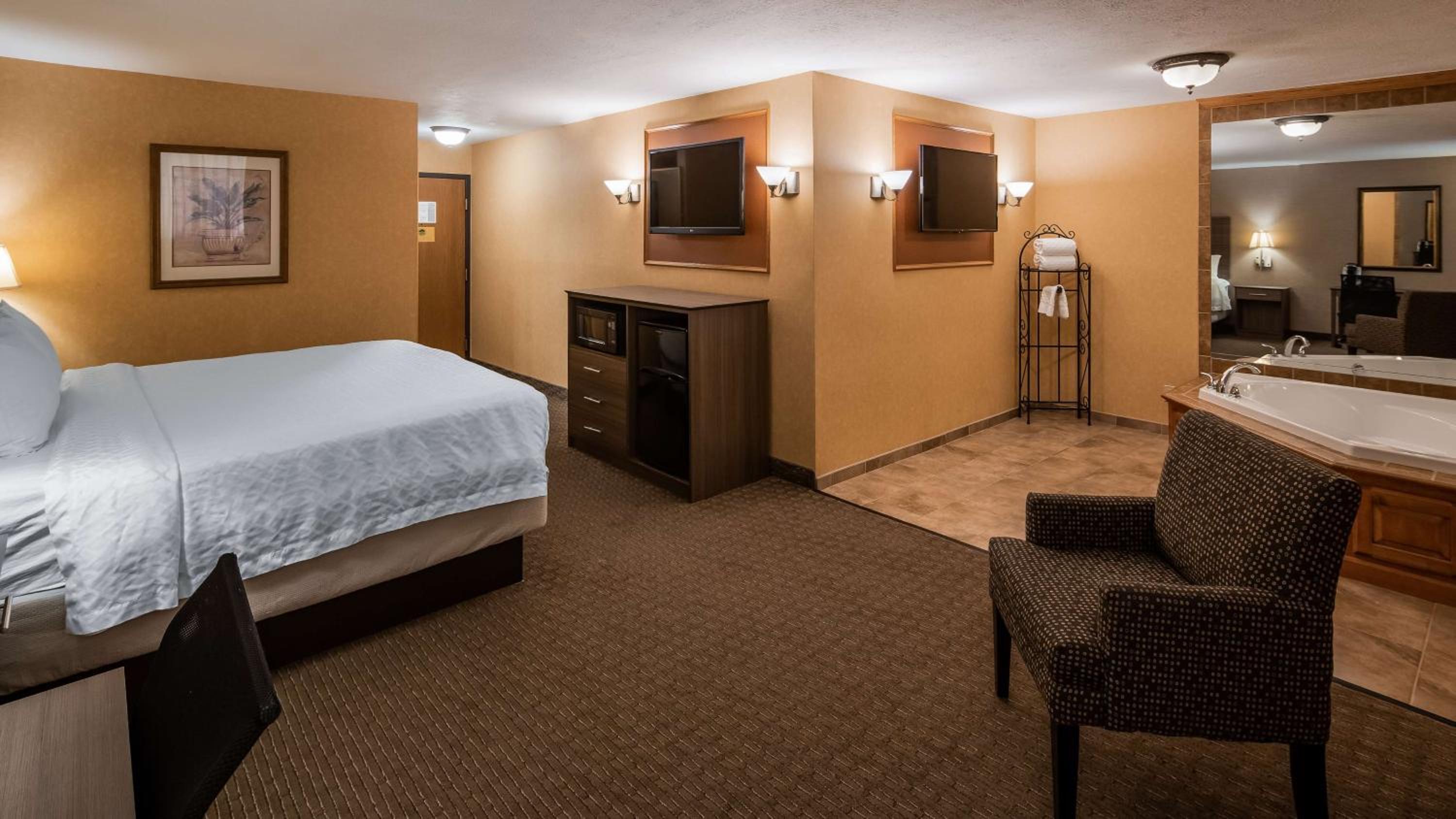 King Suite with Whirlpool - Non-Smoking - Photo 1