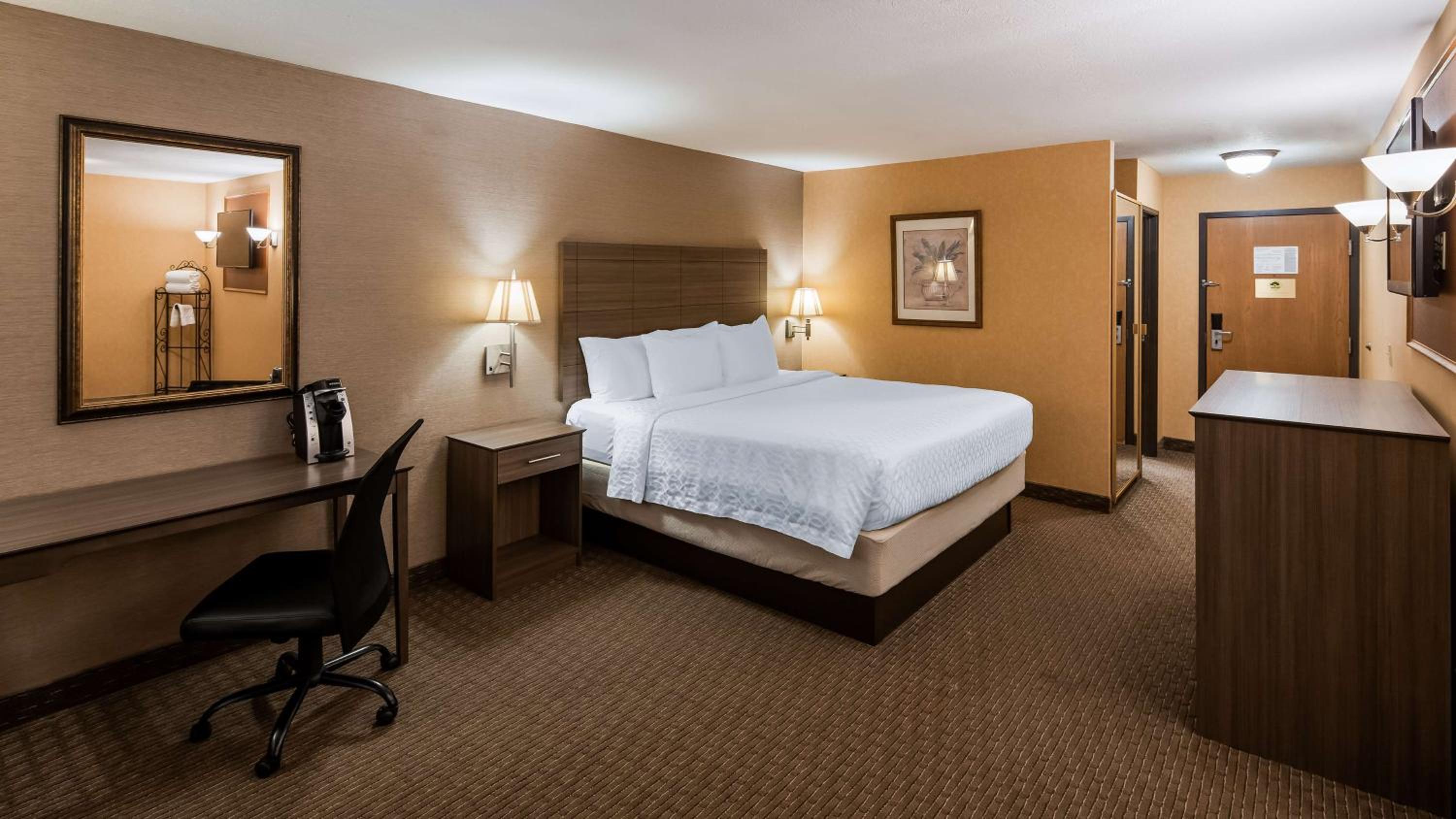 King Suite with Whirlpool - Non-Smoking - Photo 4