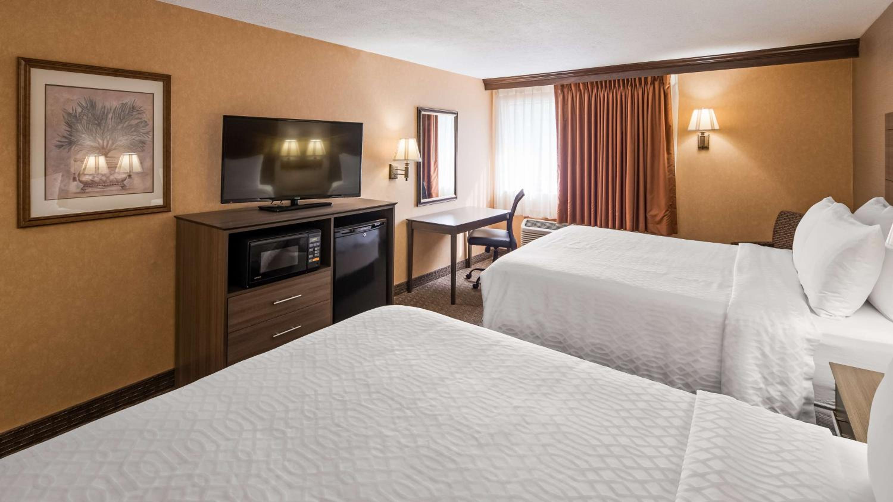 Queen Room with Two Queen Beds - Non-Smoking - Photo 1