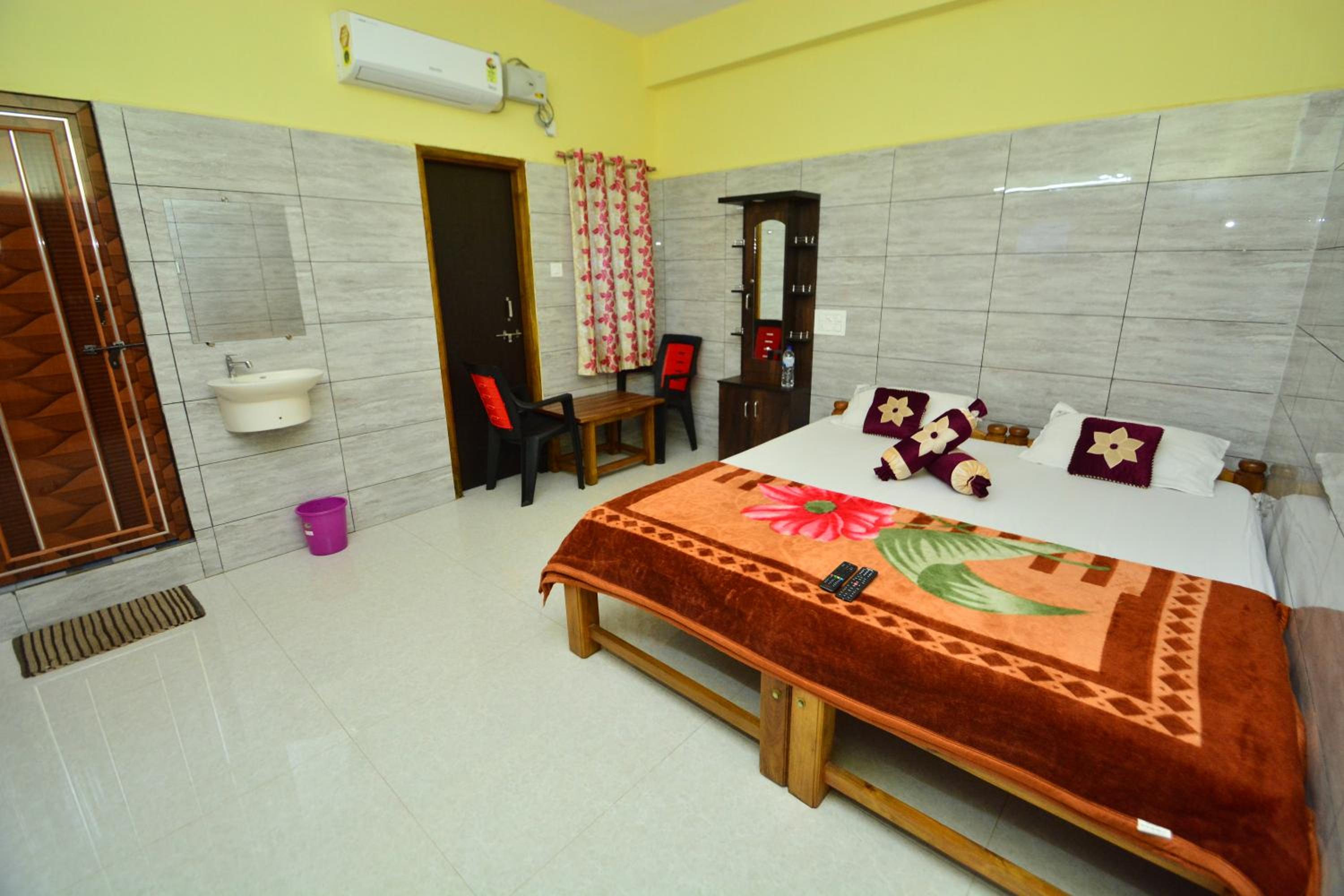 Deluxe Double Room with Balcony - Photo 14
