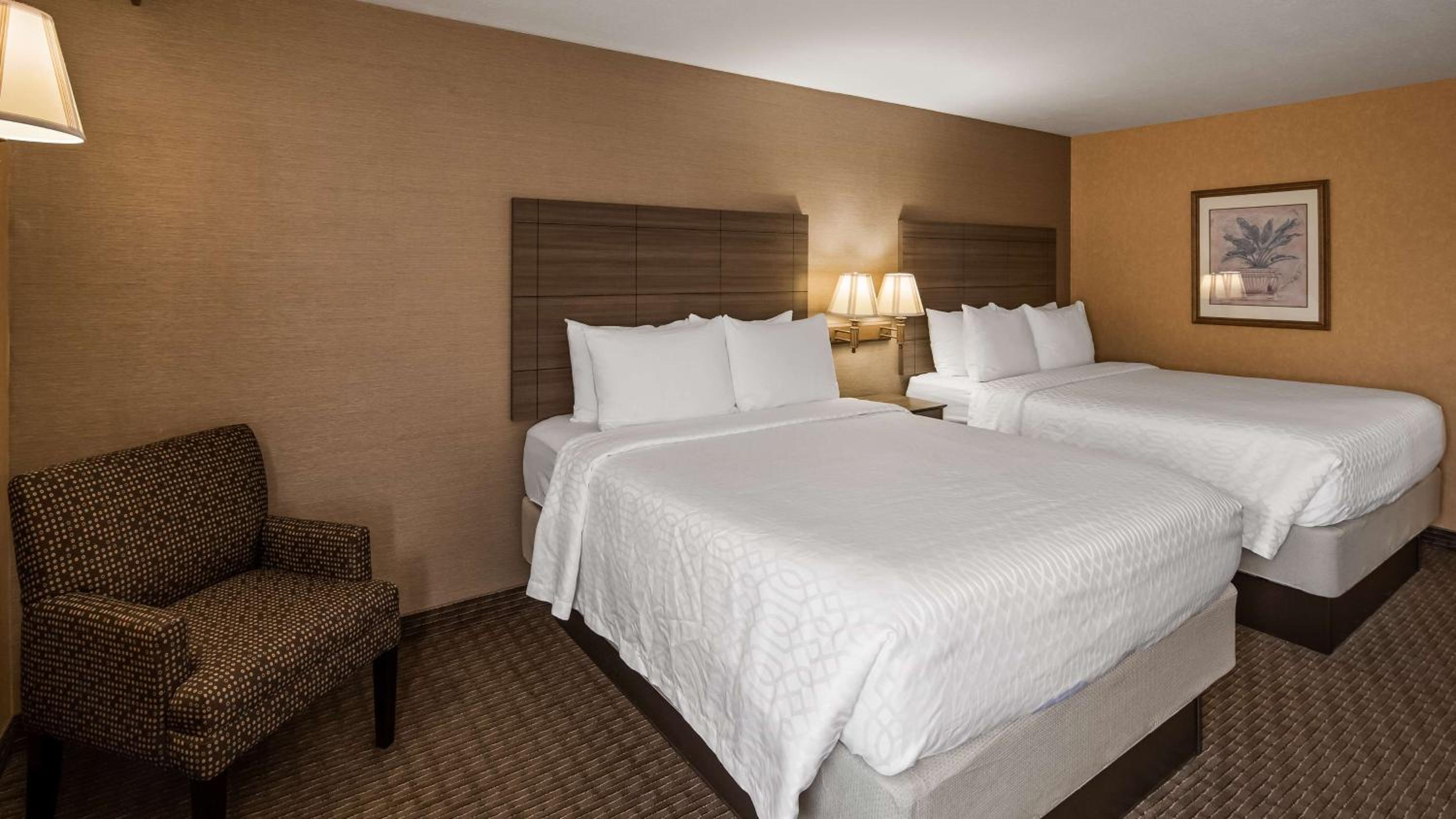 Queen Room with Two Queen Beds - Non-Smoking - Photo 2