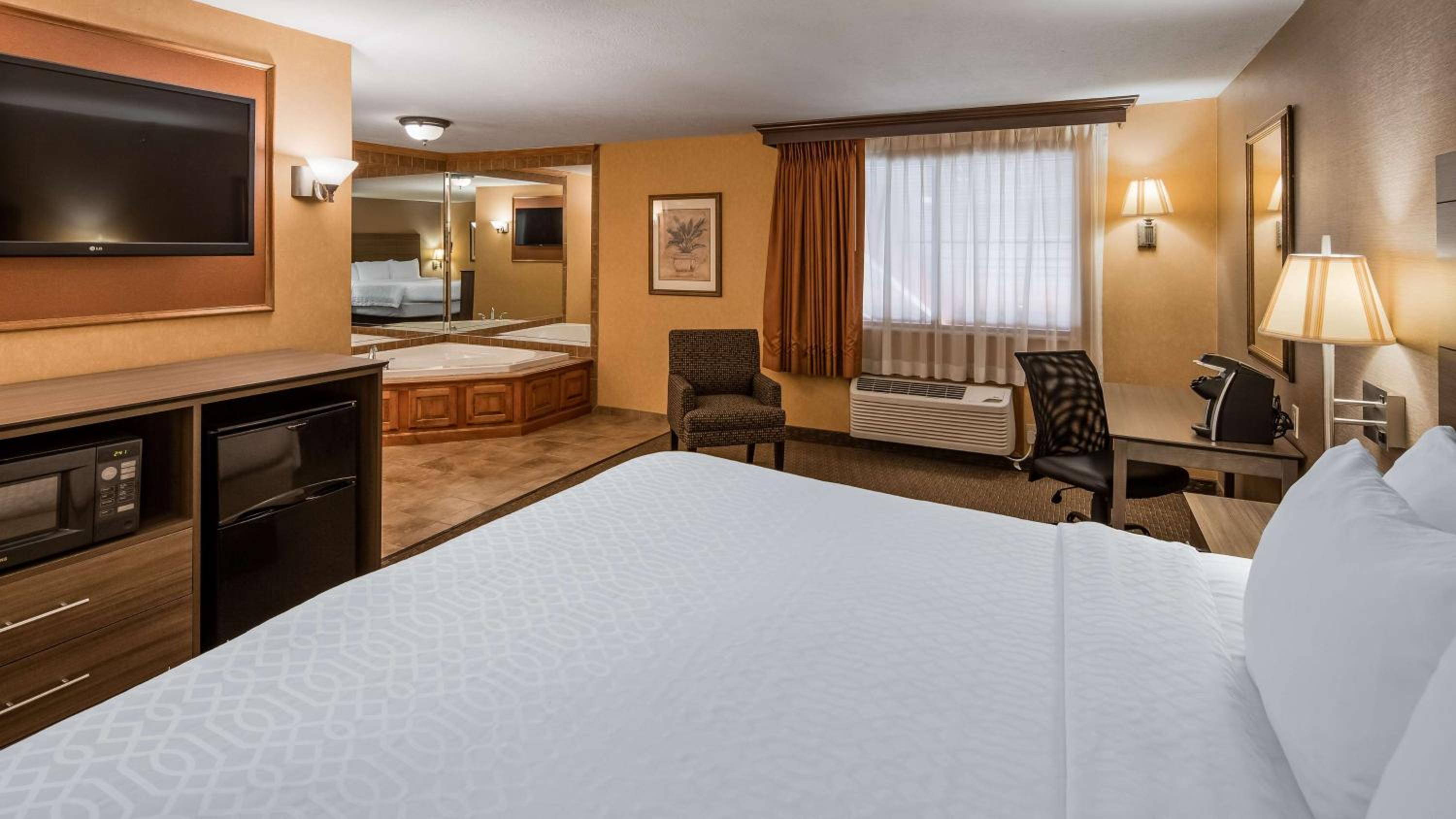 King Suite with Whirlpool - Non-Smoking - Photo 2