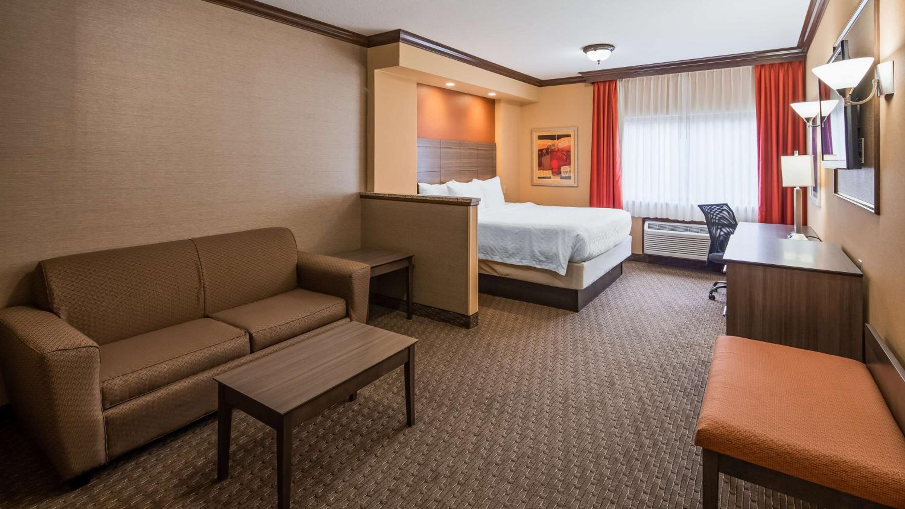 King Suite - Non-Smoking - Photo 4