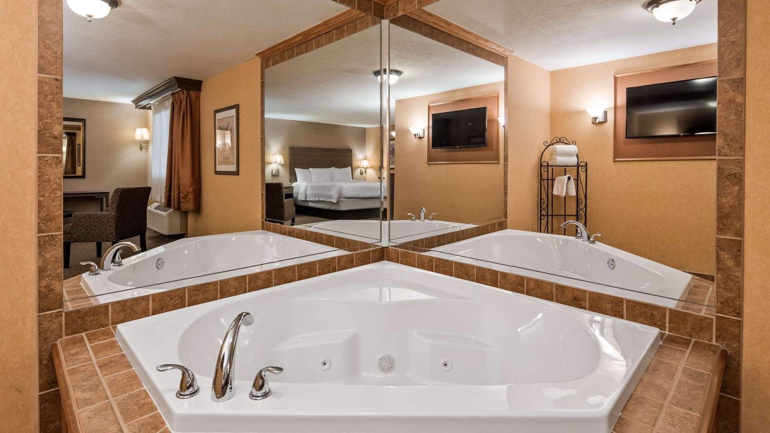 King Suite with Whirlpool - Non-Smoking - Photo 3